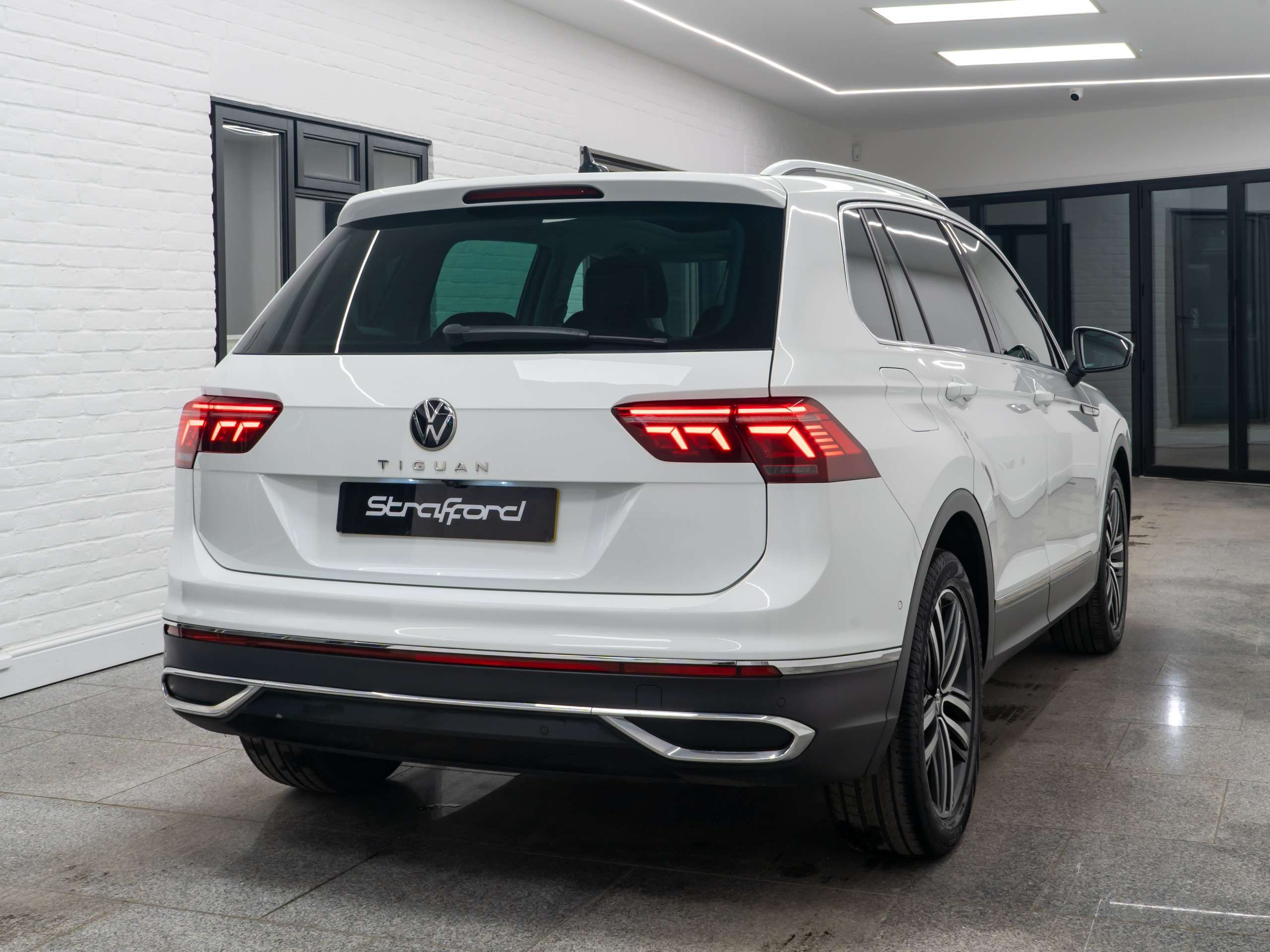 A 2020 VOLKSWAGEN TIGUAN 1.5 TSI Elegance SUV 5dr Petrol DSG Euro 6 (s/s) (150 ps) A 2020 VOLKSWAGEN TIGUAN 1.5 TSI Elegance SUV 5dr Petrol DSG Euro 6 (s/s) (150 ps)