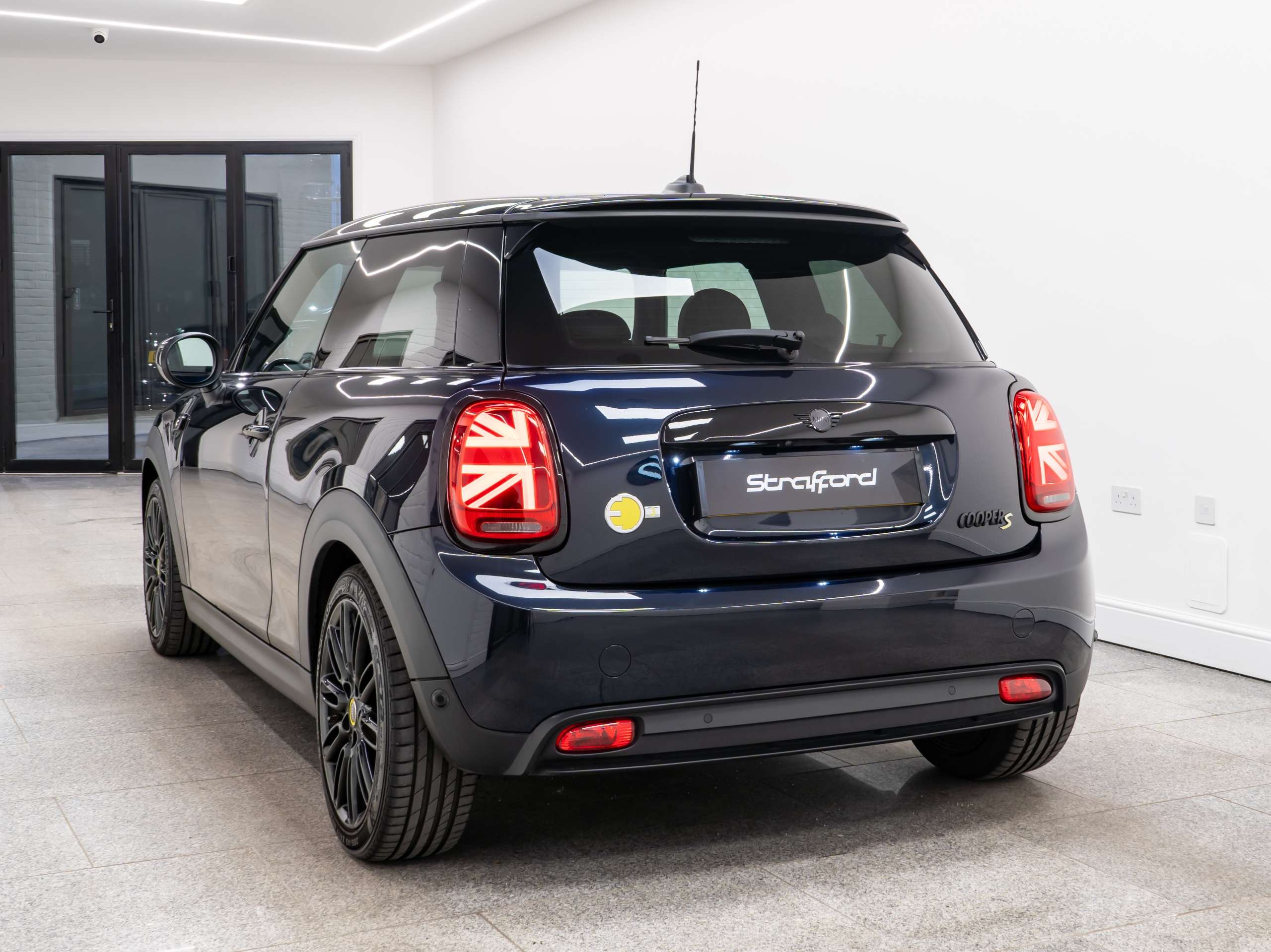 A 2021 MINI ELECTRIC COOPER Cooper SE 32.6kWh Level 3 Hatchback 3dr Electric Auto (184 ps) A 2021 MINI ELECTRIC COOPER Cooper SE 32.6kWh Level 3 Hatchback 3dr Electric Auto (184 ps)
