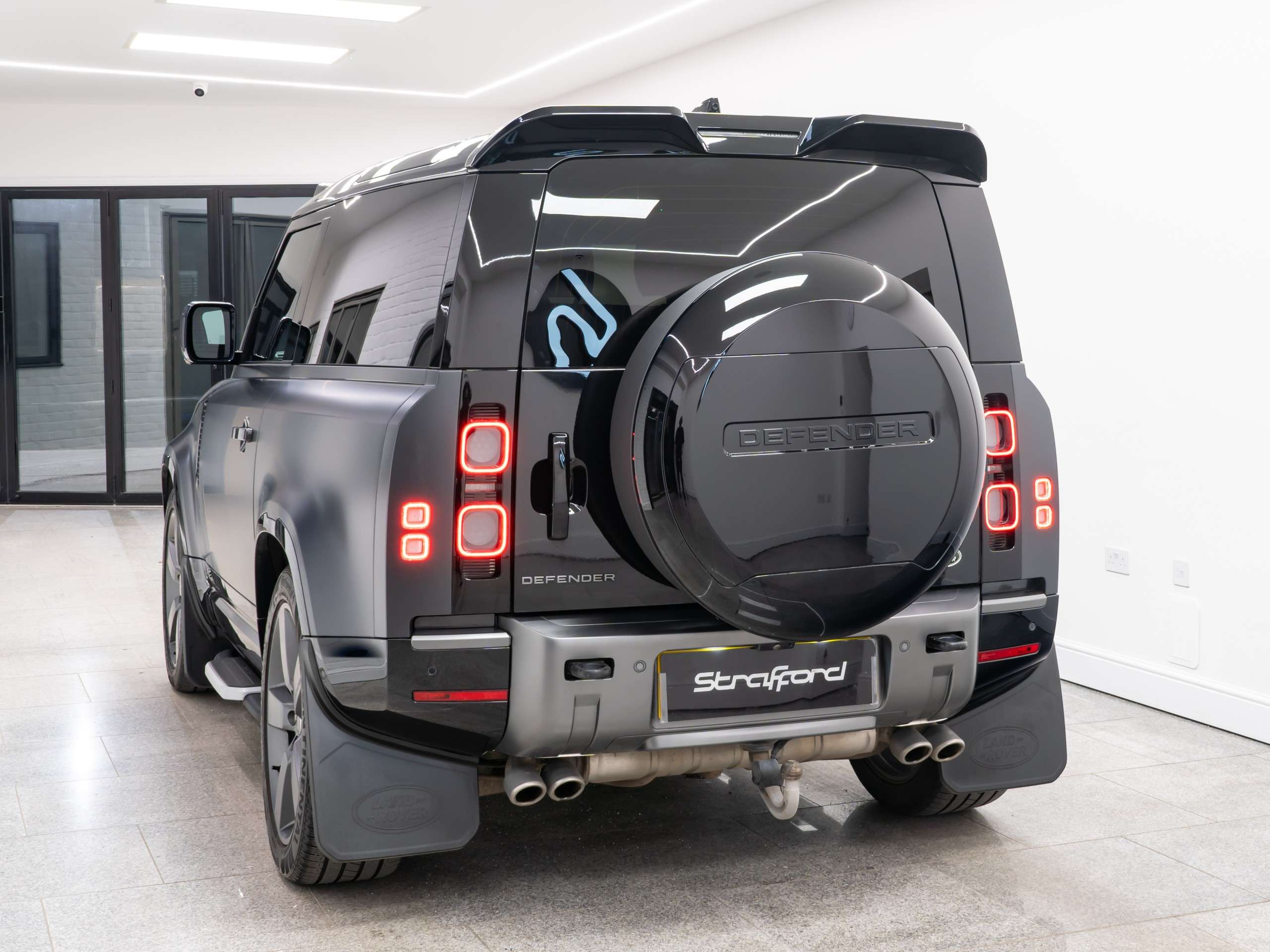 A 2022 LAND ROVER DEFENDER 90 5.0 P525 V8 Carpathian Edition SUV 3dr Petrol Auto 4WD Euro 6 (s/s) (525 ps) A 2022 LAND ROVER DEFENDER 90 5.0 P525 V8 Carpathian Edition SUV 3dr Petrol Auto 4WD Euro 6 (s/s) (525 ps)