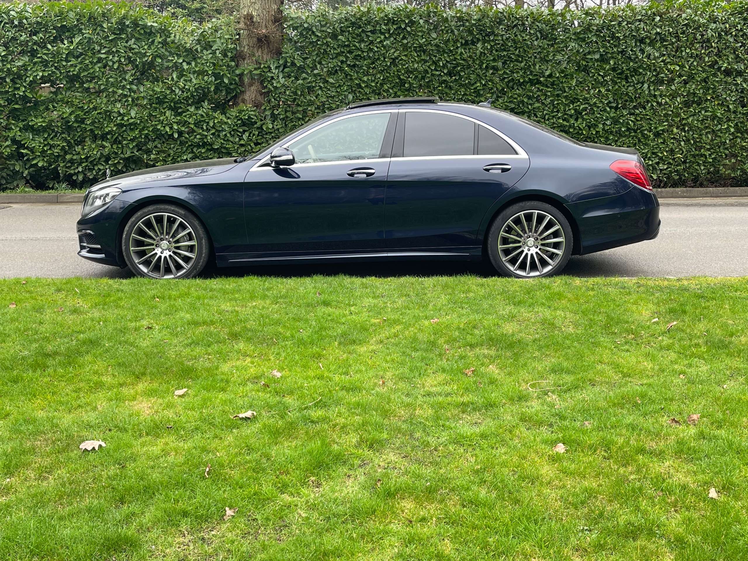 A 2015 MERCEDES-BENZ S CLASS 3.0 S350d V6 AMG Line Saloon 4dr Diesel G-Tronic+ Euro 6 (s/s) (258 ps) A 2015 MERCEDES-BENZ S CLASS 3.0 S350d V6 AMG Line Saloon 4dr Diesel G-Tronic+ Euro 6 (s/s) (258 ps)