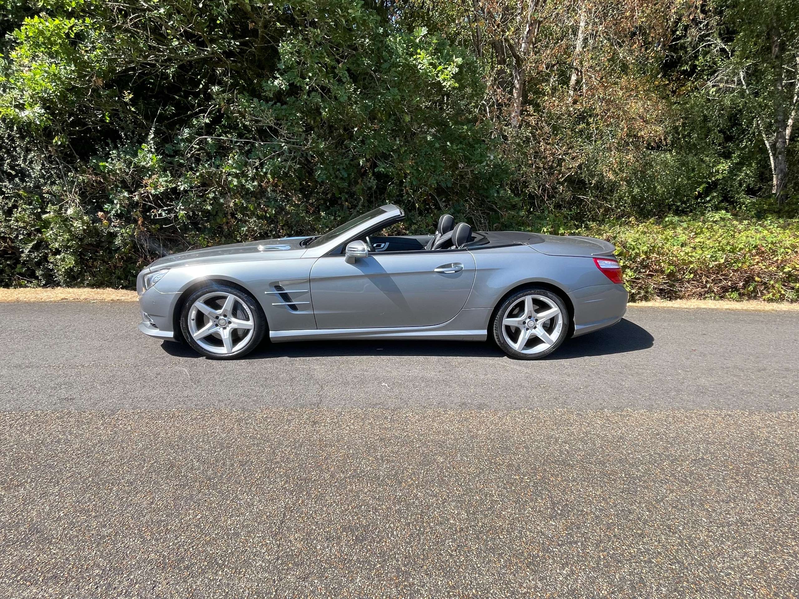 A 2014 MERCEDES-BENZ SL 3.0 SL400 AMG Sport Convertible 2dr Petrol G-Tronic Euro 6 (s/s) (333 ps) A 2014 MERCEDES-BENZ SL 3.0 SL400 AMG Sport Convertible 2dr Petrol G-Tronic Euro 6 (s/s) (333 ps)