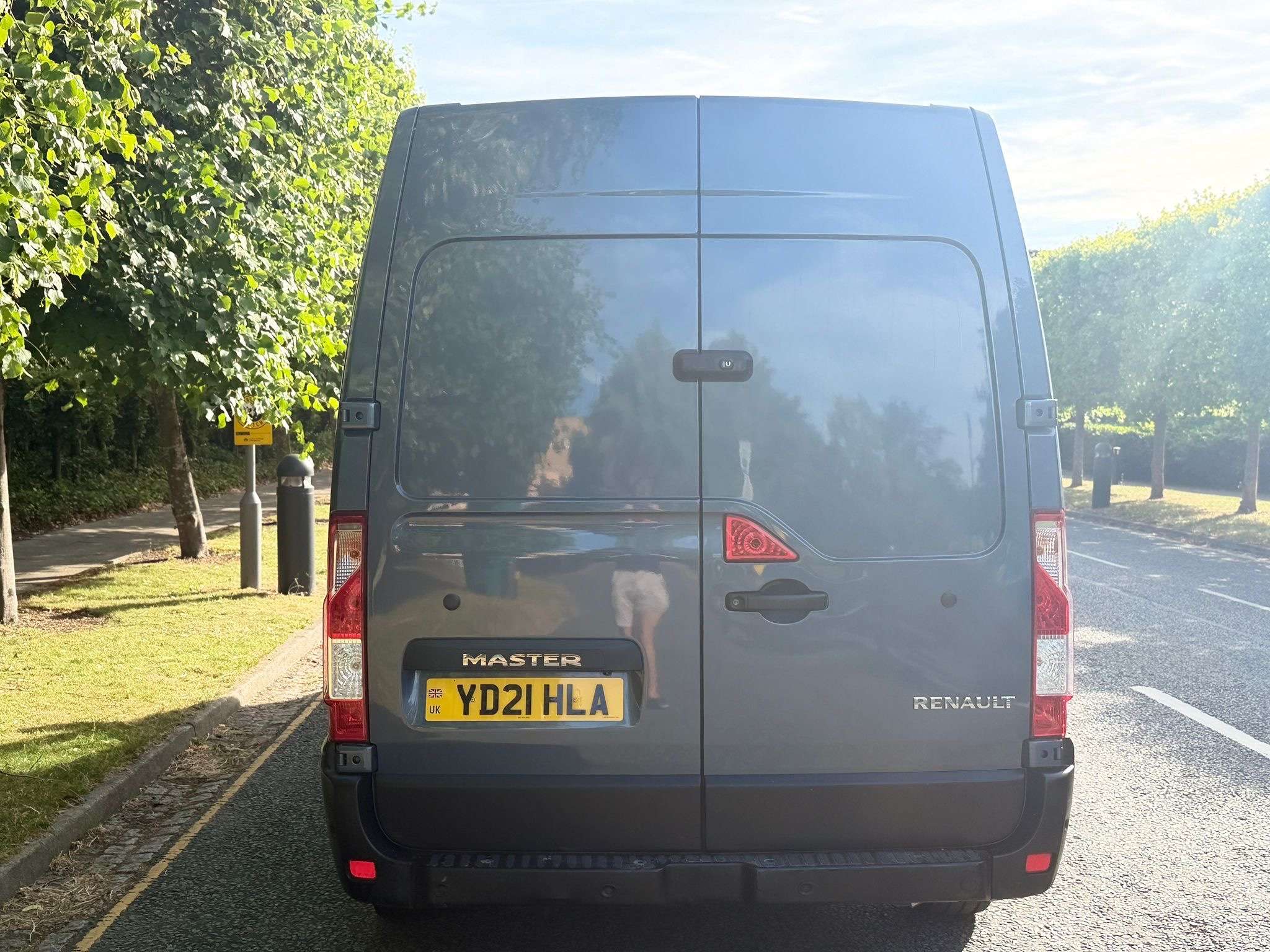 A 2021 RENAULT MASTER 2.3 dCi ENERGY 35 Business Panel Van 4dr Diesel Quickshift FWD LWB Medium Roof Euro 6 (s/s) (180 bhp) A 2021 RENAULT MASTER 2.3 dCi ENERGY 35 Business Panel Van 4dr Diesel Quickshift FWD LWB Medium Roof Euro 6 (s/s) (180 bhp)