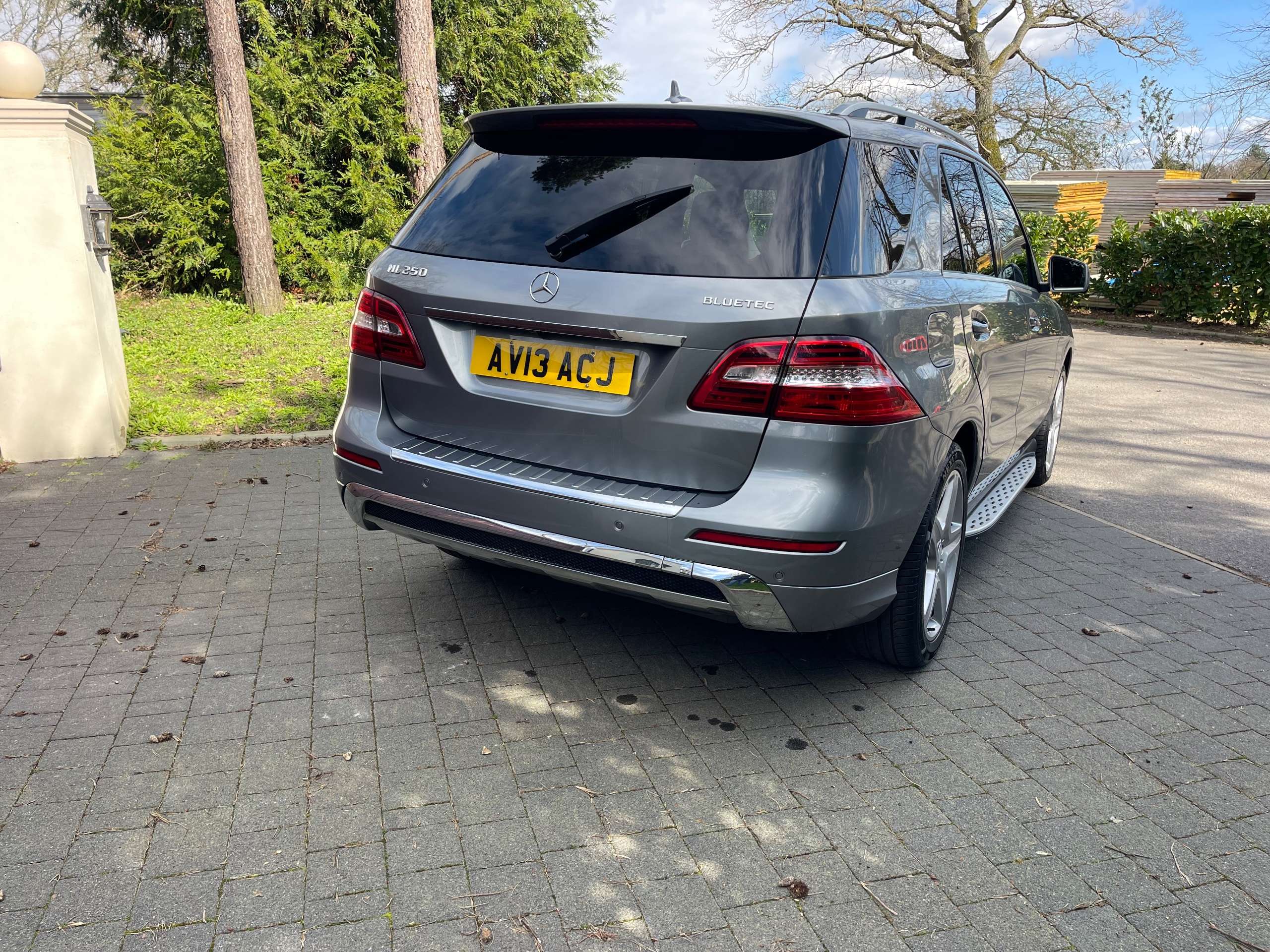 A 2013 MERCEDES-BENZ M CLASS 2.1 ML250 BlueTEC AMG Sport SUV 5dr Diesel G-Tronic 4WD Euro 6 (s/s) (204 ps) A 2013 MERCEDES-BENZ M CLASS 2.1 ML250 BlueTEC AMG Sport SUV 5dr Diesel G-Tronic 4WD Euro 6 (s/s) (204 ps)