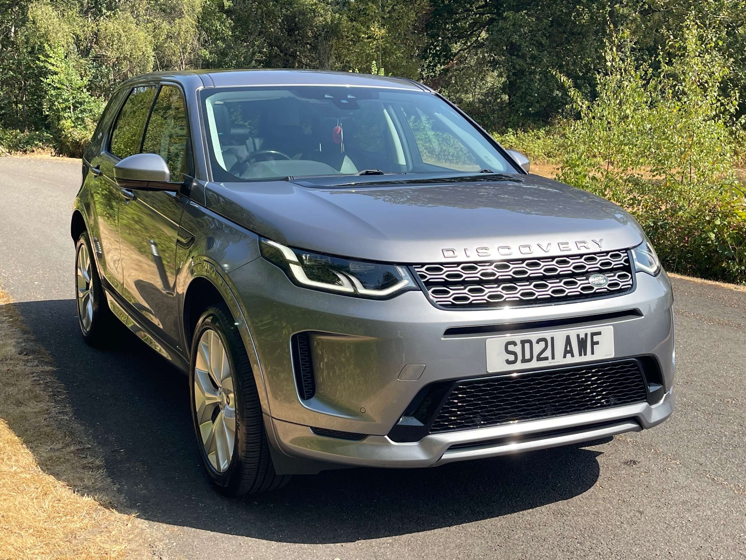 A 2021 LAND ROVER DISCOVERY SPORT 1.5 P300e 12.2kWh R-Dynamic SE SUV 5dr Petrol Plug-in Hybrid Auto 4WD Euro 6 (s/s) (309 ps) A 2021 LAND ROVER DISCOVERY SPORT 1.5 P300e 12.2kWh R-Dynamic SE SUV 5dr Petrol Plug-in Hybrid Auto 4WD Euro 6 (s/s) (309 ps)
