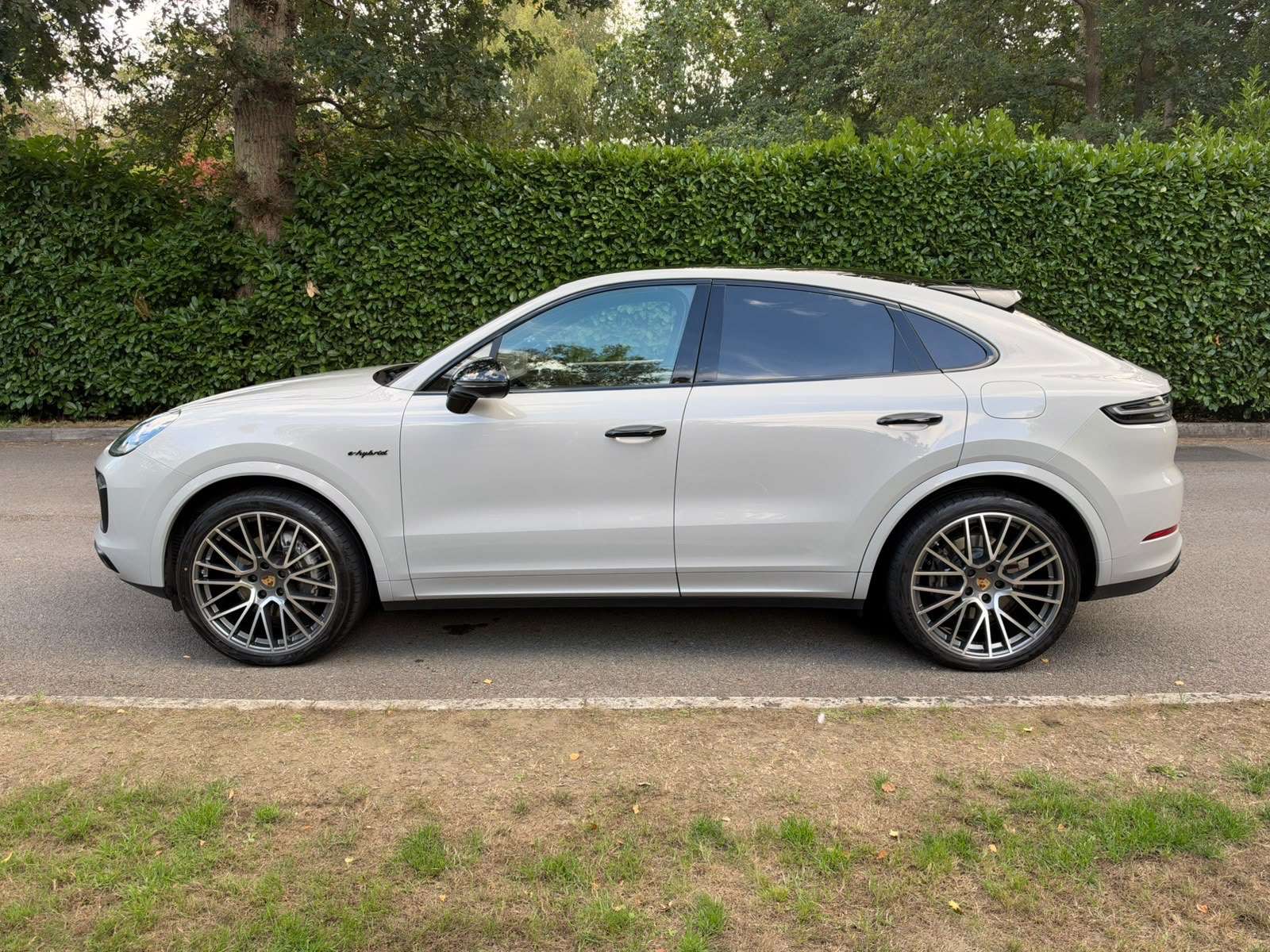 A 2023 PORSCHE CAYENNE 3.0 V6 E-Hybrid 17.9kWh Platinum Edition Coupe 5dr Petrol Plug-in Hybrid TiptronicS 4WD Euro 6 (s/s) (3.6kW Charger) (462 ps) A 2023 PORSCHE CAYENNE 3.0 V6 E-Hybrid 17.9kWh Platinum Edition Coupe 5dr Petrol Plug-in Hybrid TiptronicS 4WD Euro 6 (s/s) (3.6kW Charger) (462 ps)