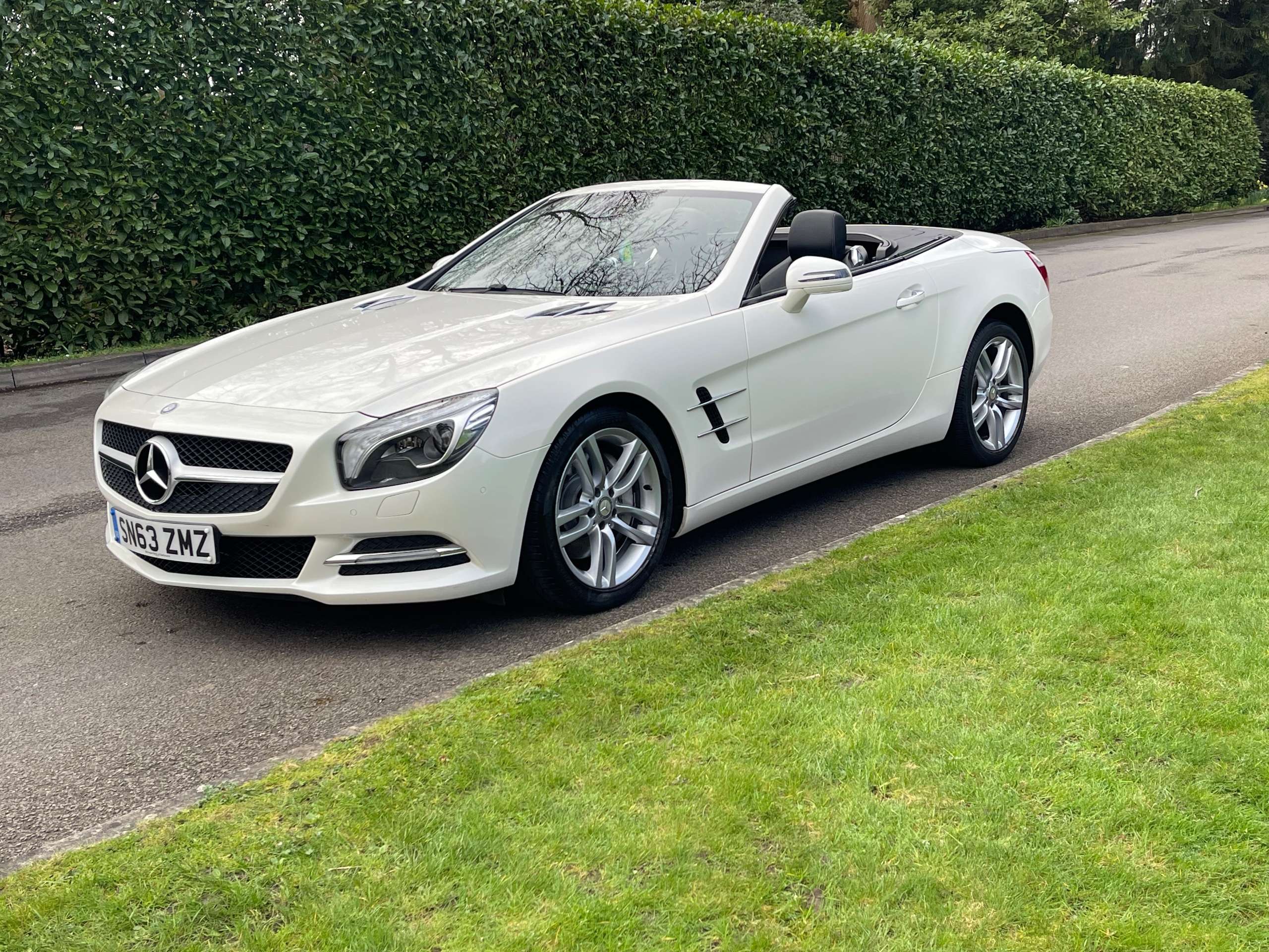 A 2013 MERCEDES-BENZ SL 3.5 SL350 V6 BlueEfficiency Convertible 2dr Petrol G-Tronic Euro 5 (s/s) (306 ps) A 2013 MERCEDES-BENZ SL 3.5 SL350 V6 BlueEfficiency Convertible 2dr Petrol G-Tronic Euro 5 (s/s) (306 ps)