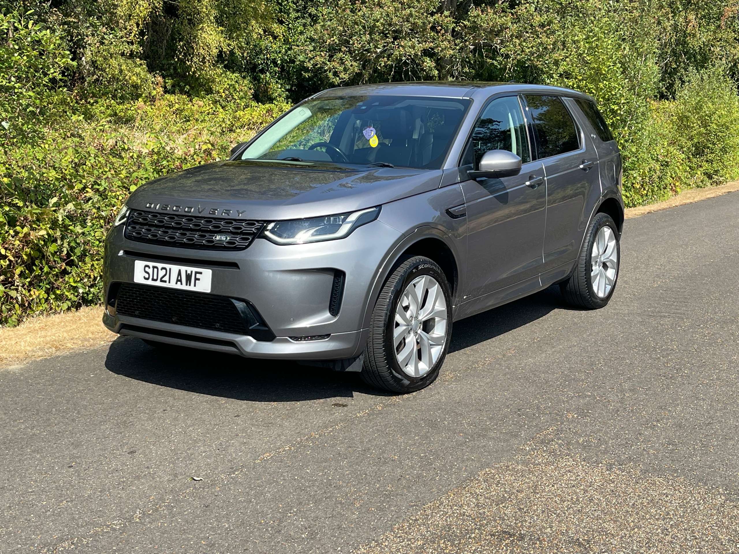 A 2021 LAND ROVER DISCOVERY SPORT 1.5 P300e 12.2kWh R-Dynamic SE SUV 5dr Petrol Plug-in Hybrid Auto 4WD Euro 6 (s/s) (309 ps) A 2021 LAND ROVER DISCOVERY SPORT 1.5 P300e 12.2kWh R-Dynamic SE SUV 5dr Petrol Plug-in Hybrid Auto 4WD Euro 6 (s/s) (309 ps)