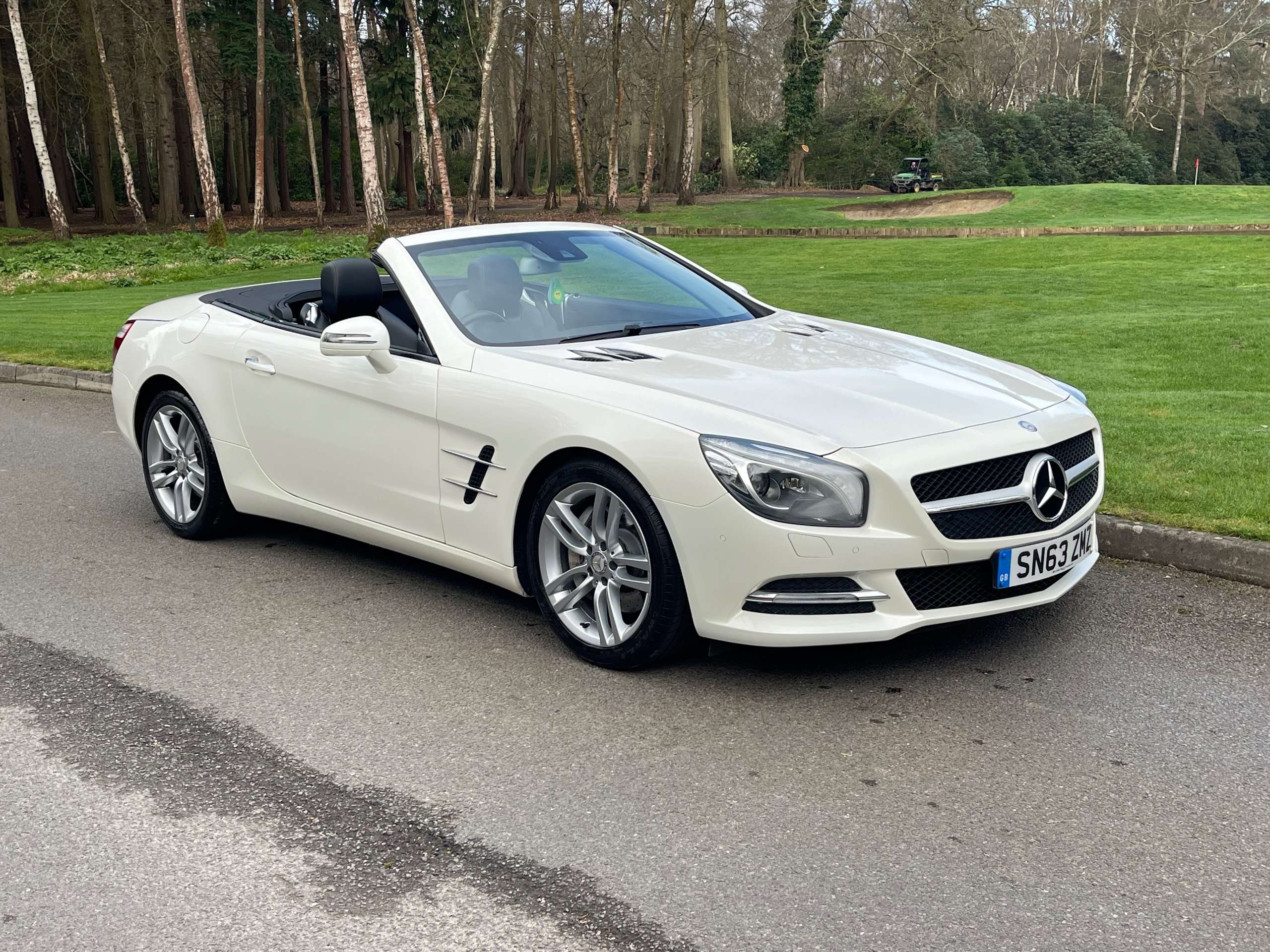 A 2013 MERCEDES-BENZ SL 3.5 SL350 V6 BlueEfficiency Convertible 2dr Petrol G-Tronic Euro 5 (s/s) (306 ps) A 2013 MERCEDES-BENZ SL 3.5 SL350 V6 BlueEfficiency Convertible 2dr Petrol G-Tronic Euro 5 (s/s) (306 ps)