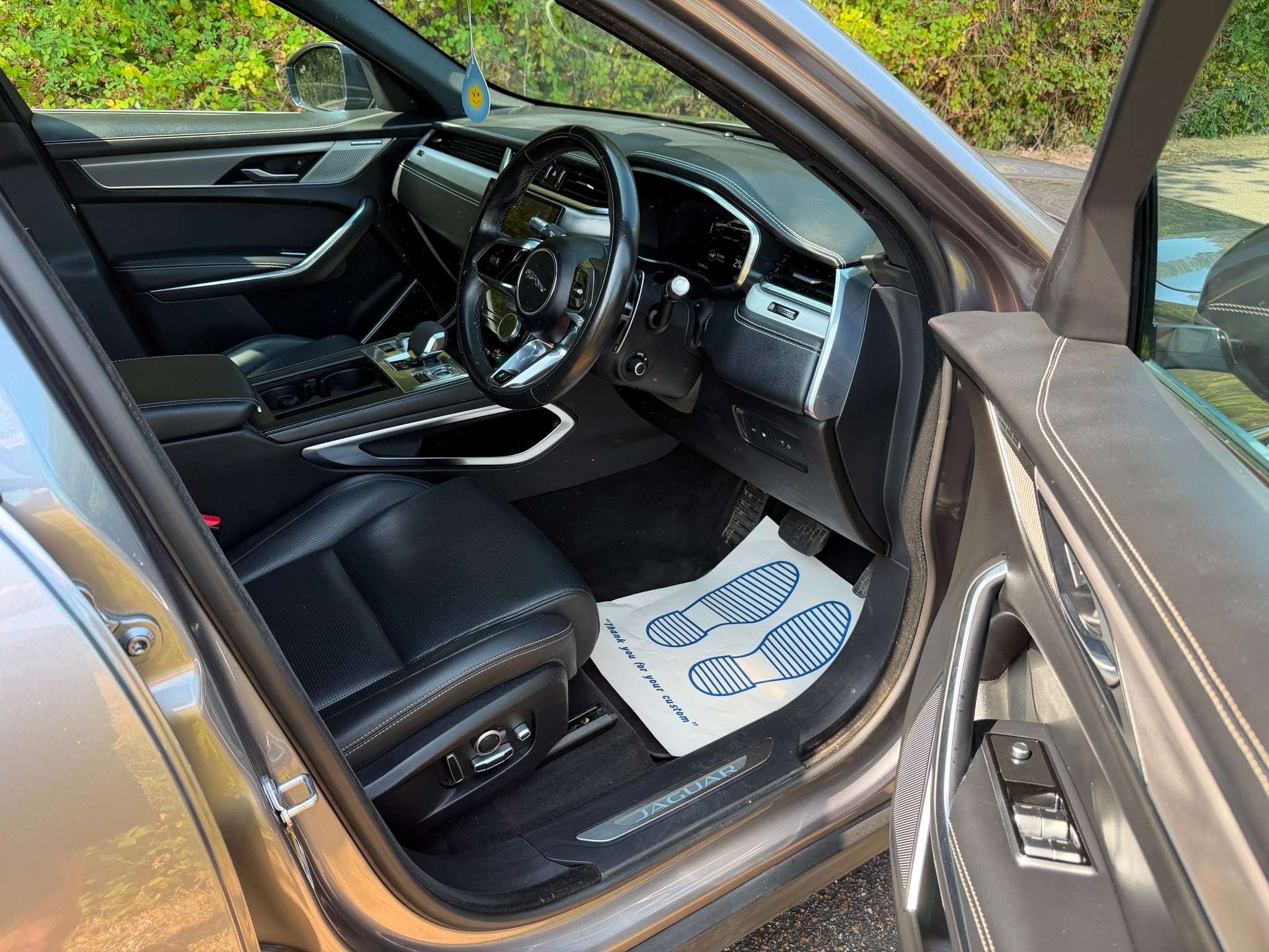A 2021 JAGUAR F-PACE 2.0 P400e 17.1kWh R-Dynamic SE SUV 5dr Petrol Plug-in Hybrid Auto AWD Euro 6 (s/s) (404 ps) A 2021 JAGUAR F-PACE 2.0 P400e 17.1kWh R-Dynamic SE SUV 5dr Petrol Plug-in Hybrid Auto AWD Euro 6 (s/s) (404 ps)