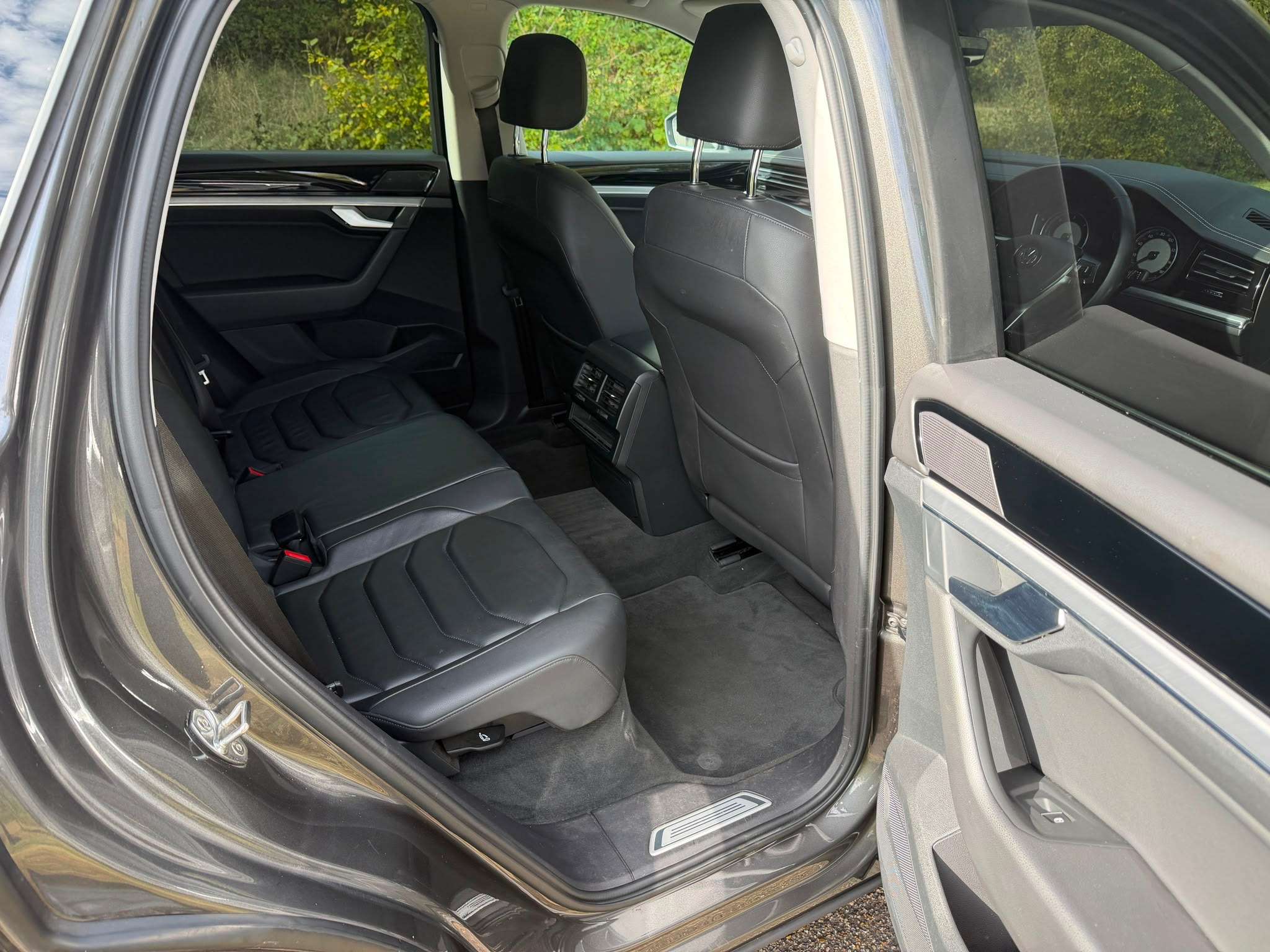 A 2019 VOLKSWAGEN TOUAREG 3.0 TDI V6 SEL SUV 5dr Diesel Tiptronic 4Motion Euro 6 (s/s) (286 ps) A 2019 VOLKSWAGEN TOUAREG 3.0 TDI V6 SEL SUV 5dr Diesel Tiptronic 4Motion Euro 6 (s/s) (286 ps)