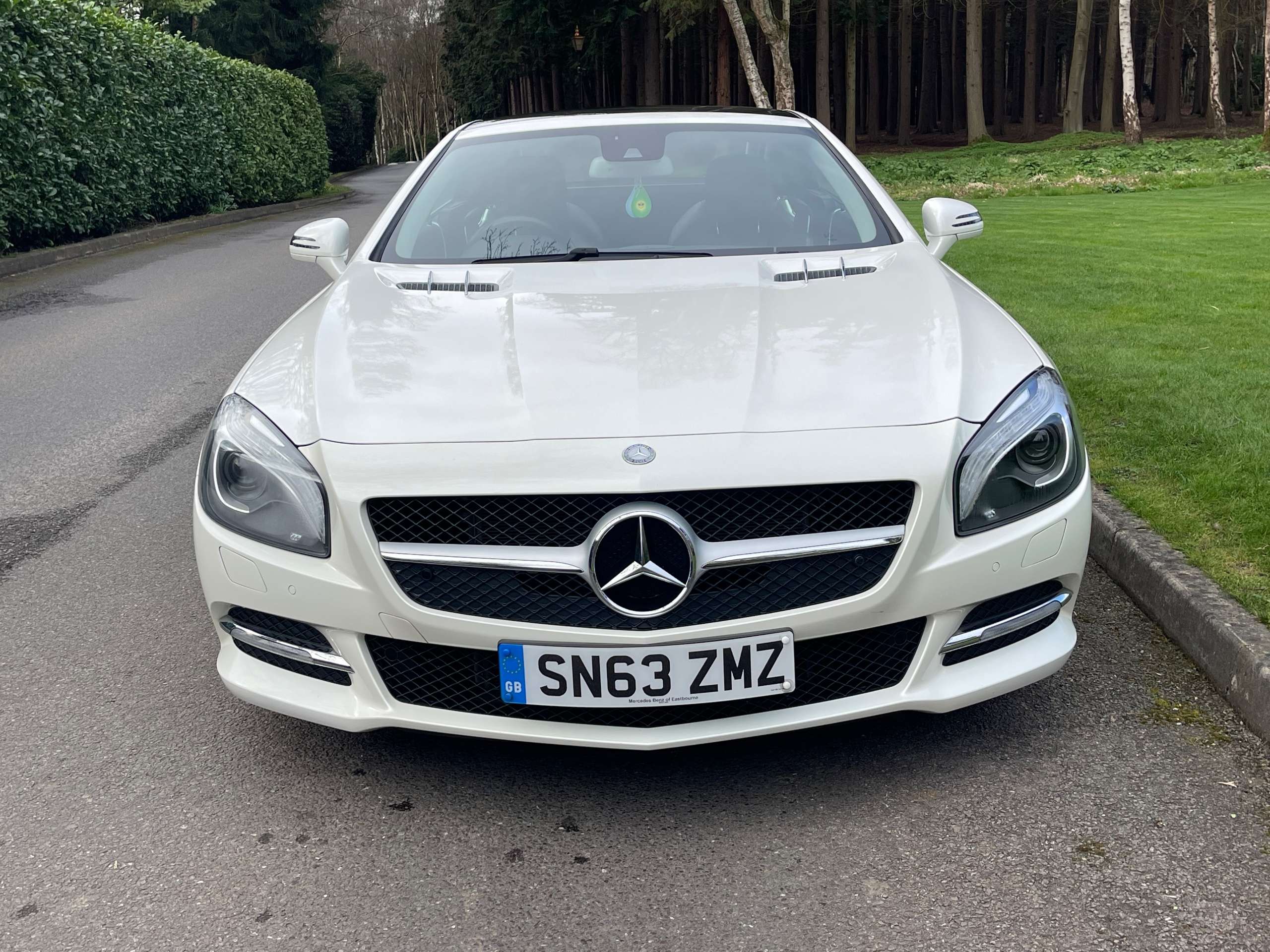 A 2013 MERCEDES-BENZ SL 3.5 SL350 V6 BlueEfficiency Convertible 2dr Petrol G-Tronic Euro 5 (s/s) (306 ps) A 2013 MERCEDES-BENZ SL 3.5 SL350 V6 BlueEfficiency Convertible 2dr Petrol G-Tronic Euro 5 (s/s) (306 ps)