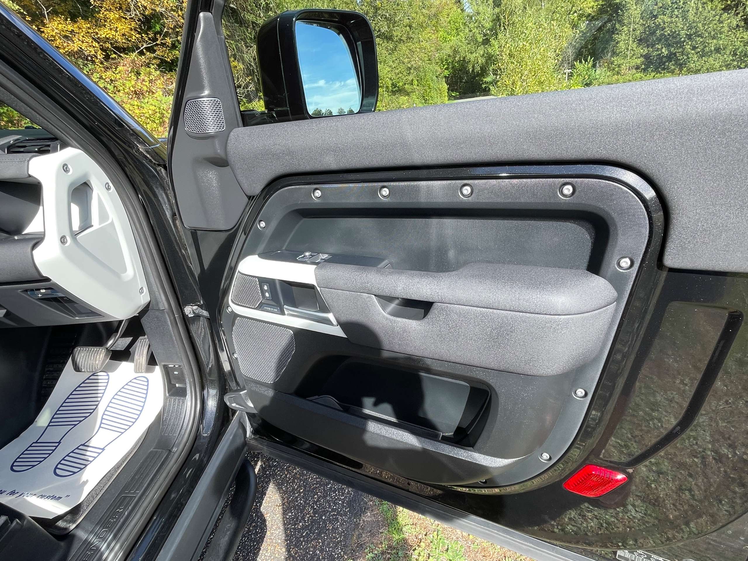 A 2021 LAND ROVER DEFENDER 90 3.0 D200 MHEV S SUV 3dr Diesel Auto 4WD Euro 6 (s/s) (200 ps) A 2021 LAND ROVER DEFENDER 90 3.0 D200 MHEV S SUV 3dr Diesel Auto 4WD Euro 6 (s/s) (200 ps)