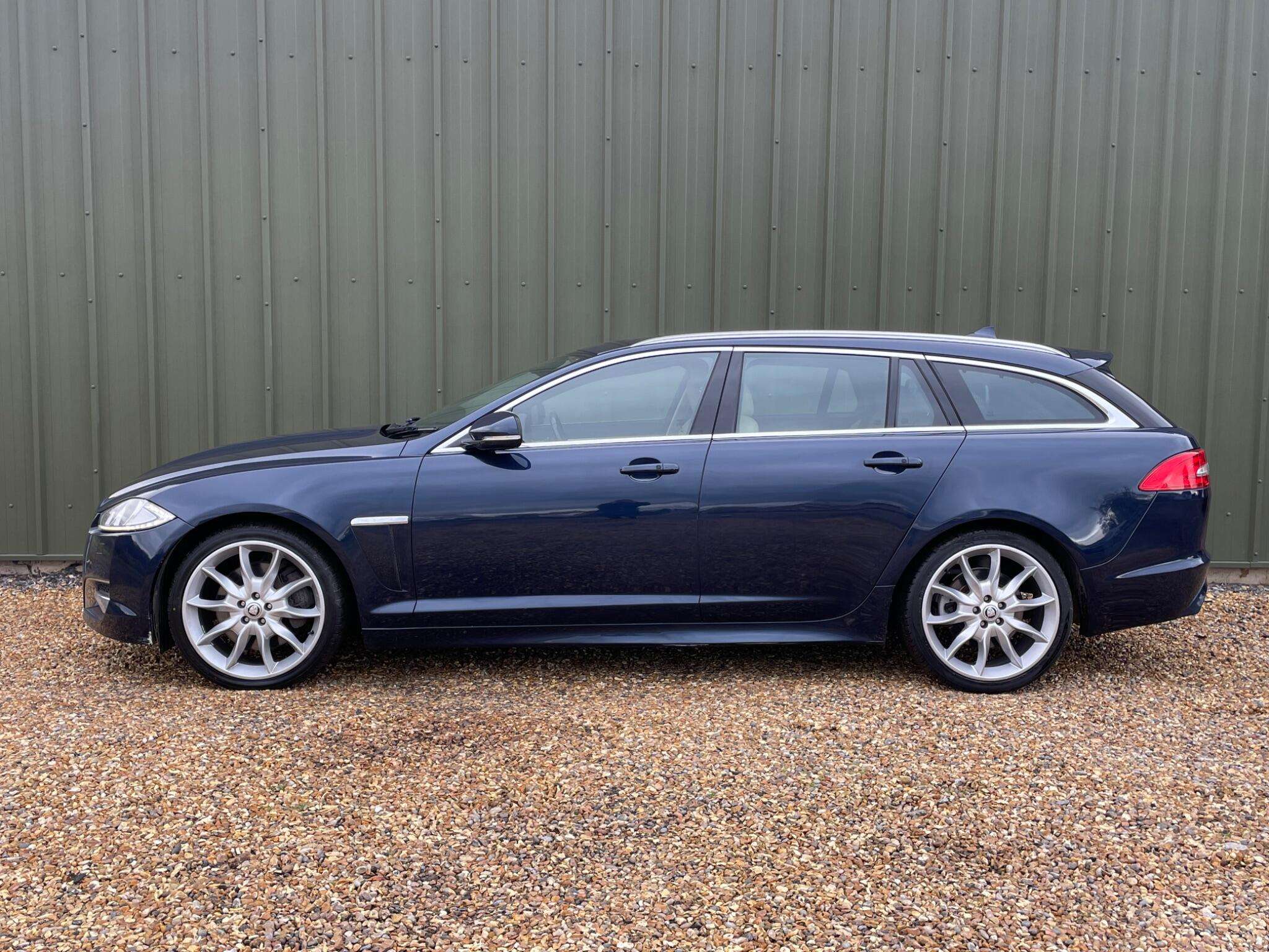 A 2013 JAGUAR XF 3.0d S V6 Premium Luxury Sportbrake Auto Euro 5 (s/s) 5dr A 2013 JAGUAR XF 3.0d S V6 Premium Luxury Sportbrake Auto Euro 5 (s/s) 5dr