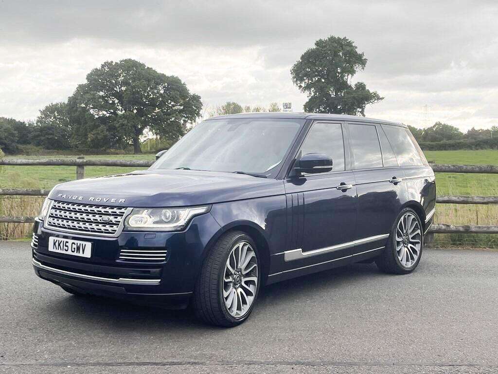 A 2015 LAND ROVER RANGE ROVER 4.4 SD V8 Vogue SE Auto 4WD Euro 6 (s/s) 5dr A 2015 LAND ROVER RANGE ROVER 4.4 SD V8 Vogue SE Auto 4WD Euro 6 (s/s) 5dr
