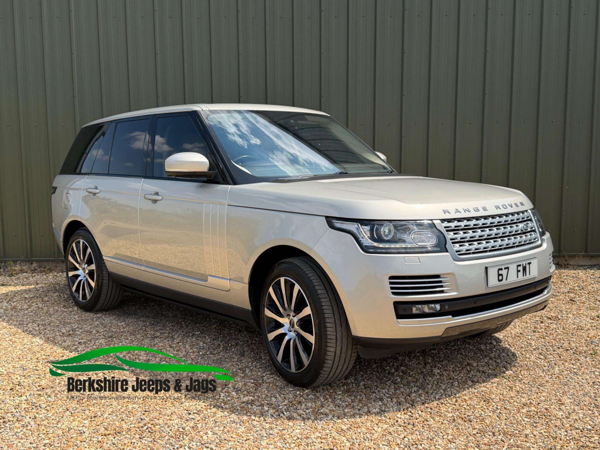 A 2014 LAND ROVER RANGE ROVER 4.4 SD V8 Vogue SE Auto 4WD Euro 5 5dr A 2014 LAND ROVER RANGE ROVER 4.4 SD V8 Vogue SE Auto 4WD Euro 5 5dr