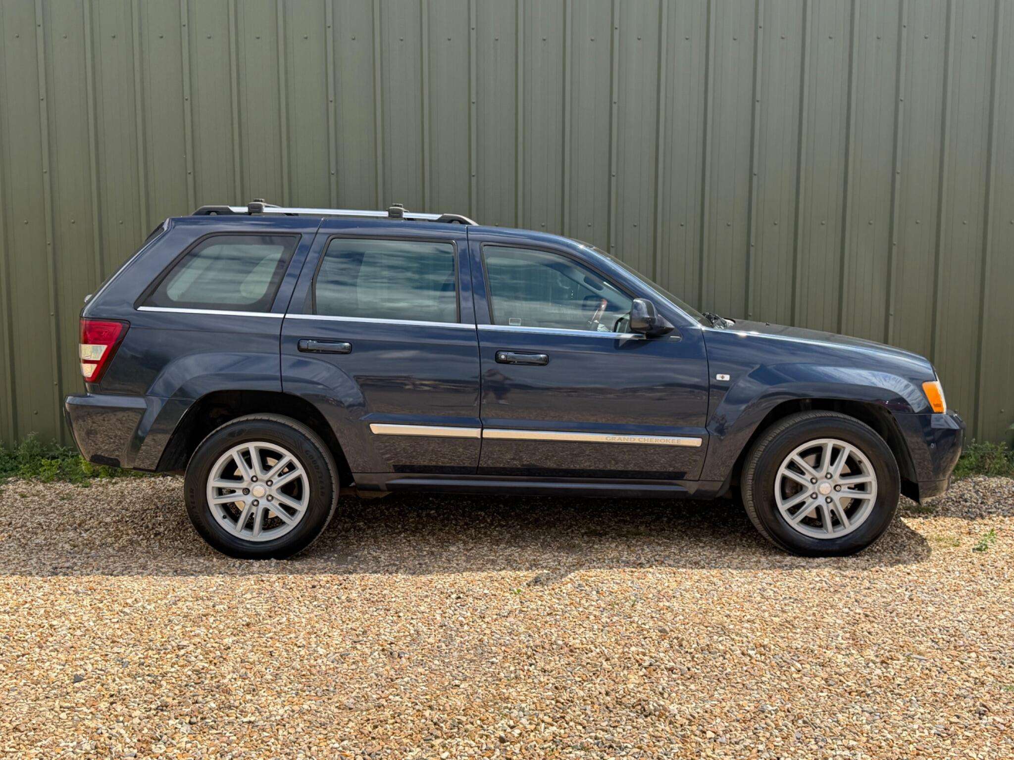 A 2009 JEEP GRAND CHEROKEE 3.0 CRD Overland 4WD 5dr A 2009 JEEP GRAND CHEROKEE 3.0 CRD Overland 4WD 5dr