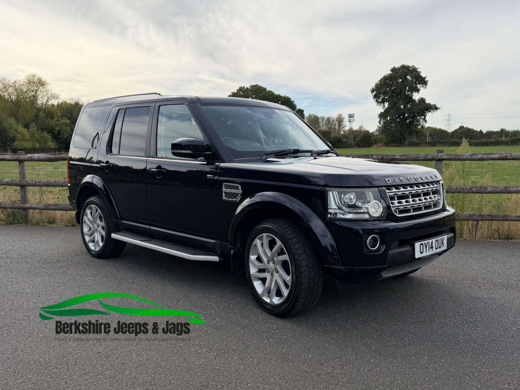 A 2014 LAND ROVER DISCOVERY 4 3.0 SD V6 HSE Auto 4WD Euro 5 (s/s) 5dr A 2014 LAND ROVER DISCOVERY 4 3.0 SD V6 HSE Auto 4WD Euro 5 (s/s) 5dr