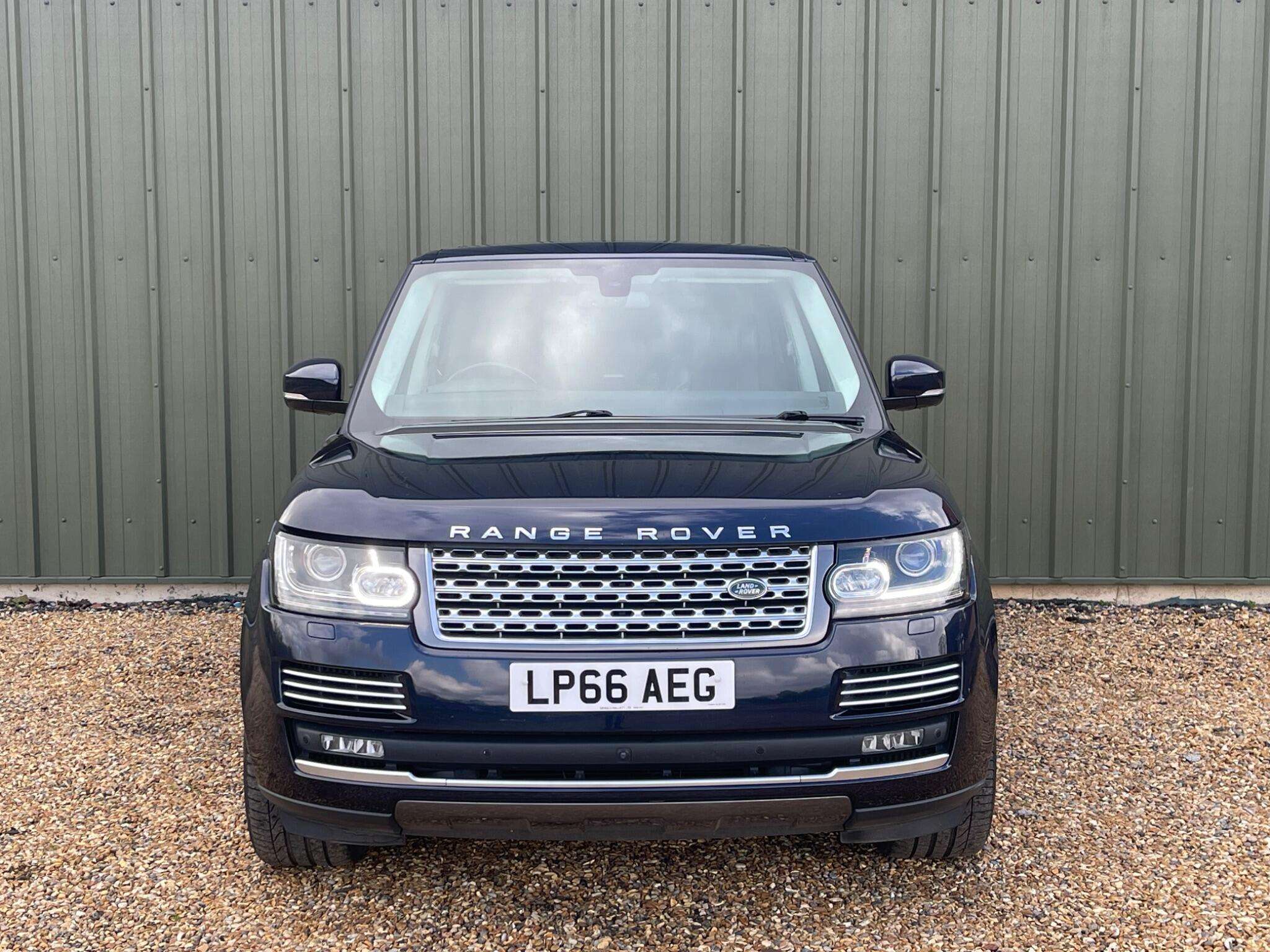 A 2016 LAND ROVER RANGE ROVER 4.4 SD V8 Autobiography Auto 4WD Euro 6 (s/s) 5dr A 2016 LAND ROVER RANGE ROVER 4.4 SD V8 Autobiography Auto 4WD Euro 6 (s/s) 5dr