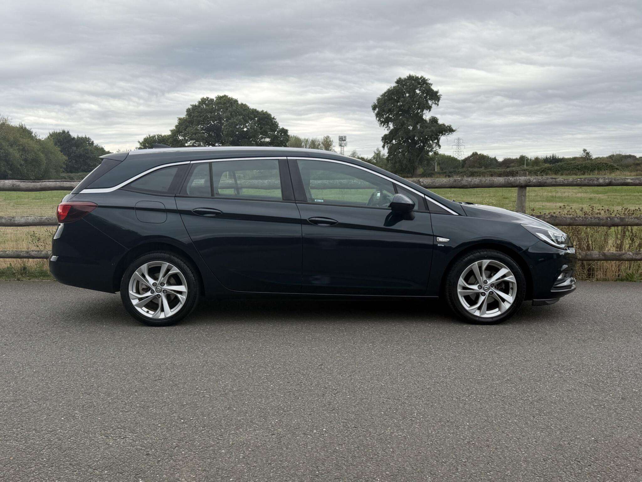 A 2017 VAUXHALL ASTRA 1.6 CDTi SRi Nav Sports Tourer Euro 6 5dr A 2017 VAUXHALL ASTRA 1.6 CDTi SRi Nav Sports Tourer Euro 6 5dr