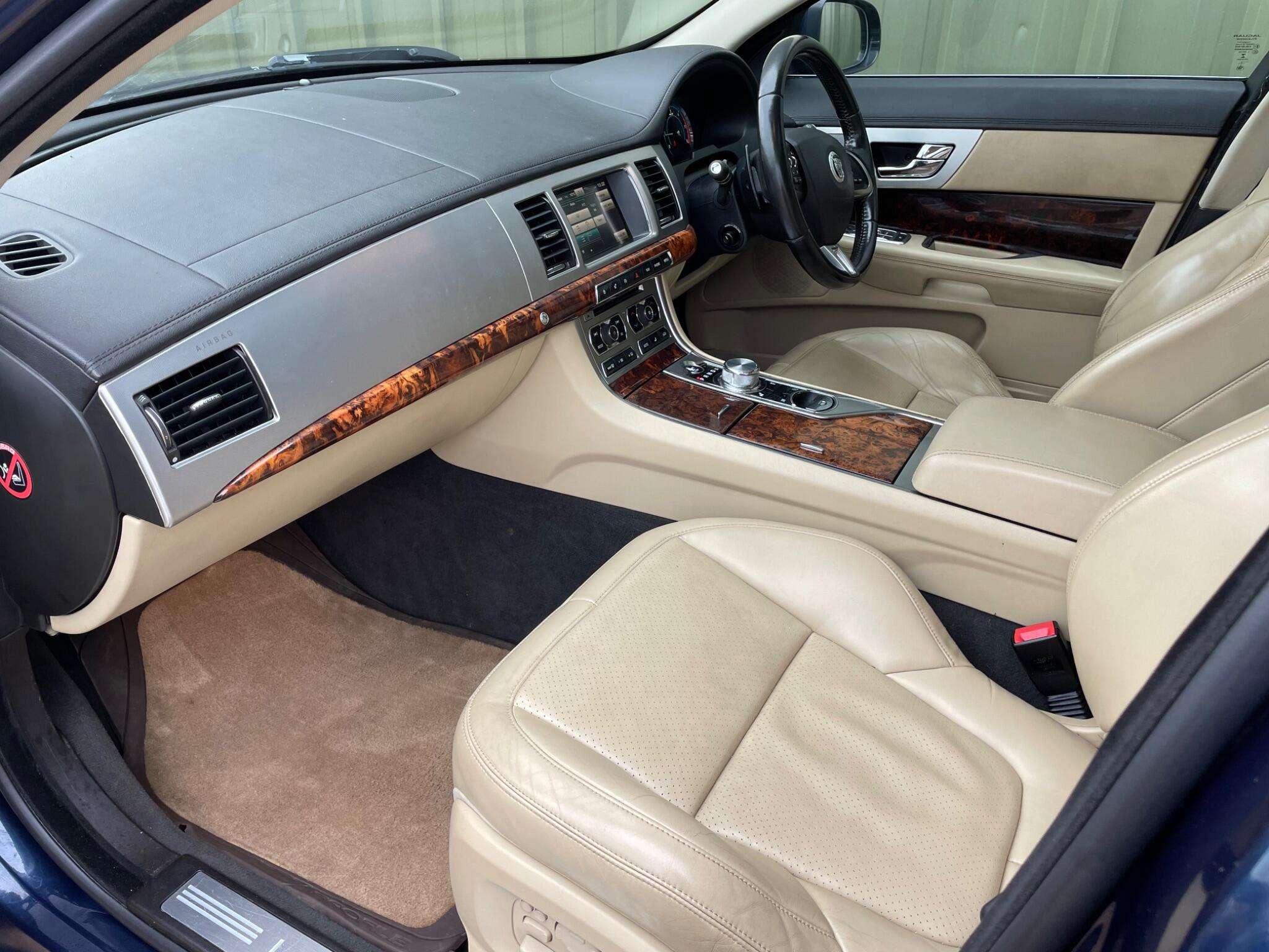 A 2013 JAGUAR XF 3.0d S V6 Premium Luxury Sportbrake Auto Euro 5 (s/s) 5dr A 2013 JAGUAR XF 3.0d S V6 Premium Luxury Sportbrake Auto Euro 5 (s/s) 5dr