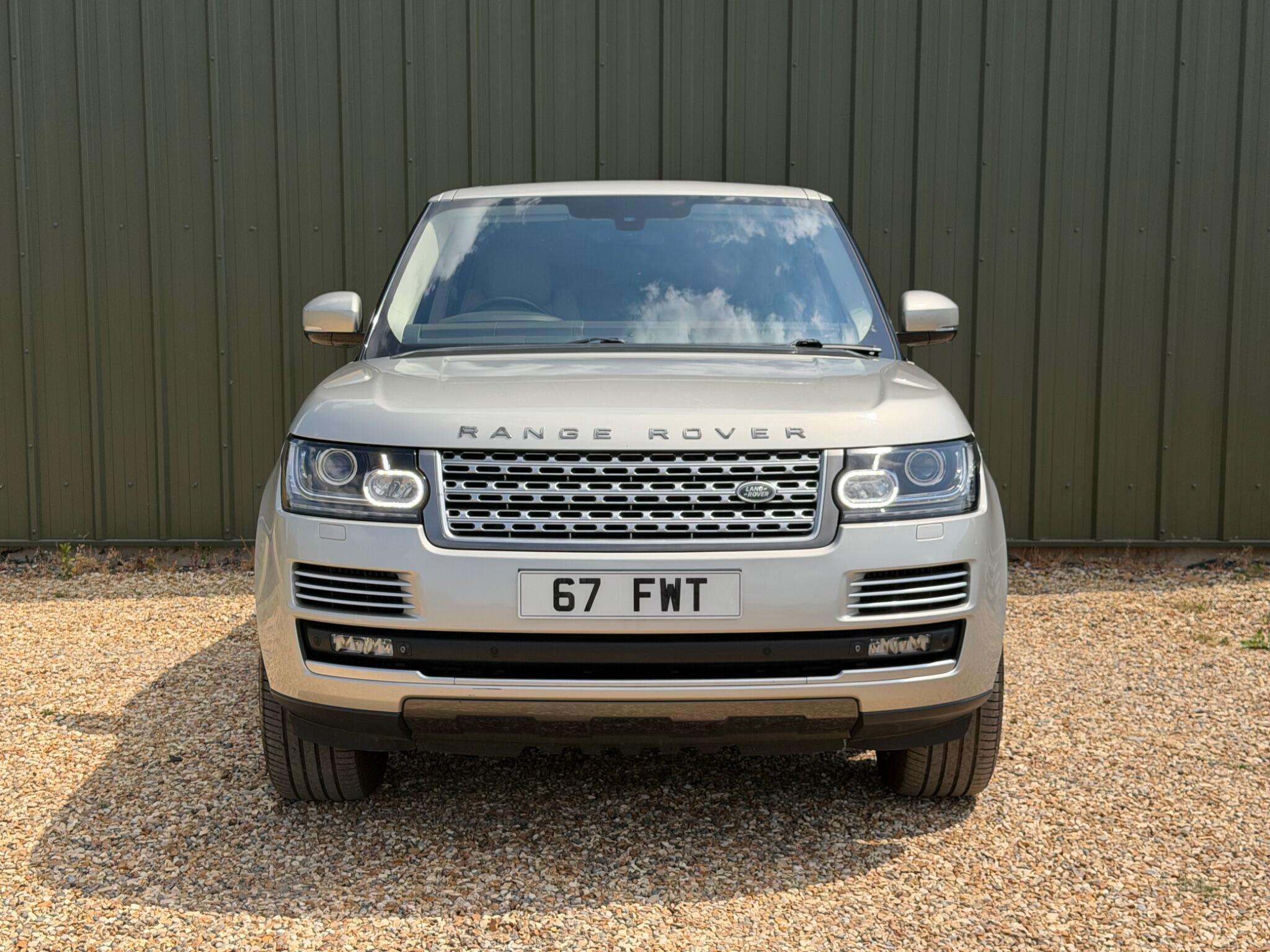 A 2014 LAND ROVER RANGE ROVER 4.4 SD V8 Vogue SE Auto 4WD Euro 5 5dr A 2014 LAND ROVER RANGE ROVER 4.4 SD V8 Vogue SE Auto 4WD Euro 5 5dr