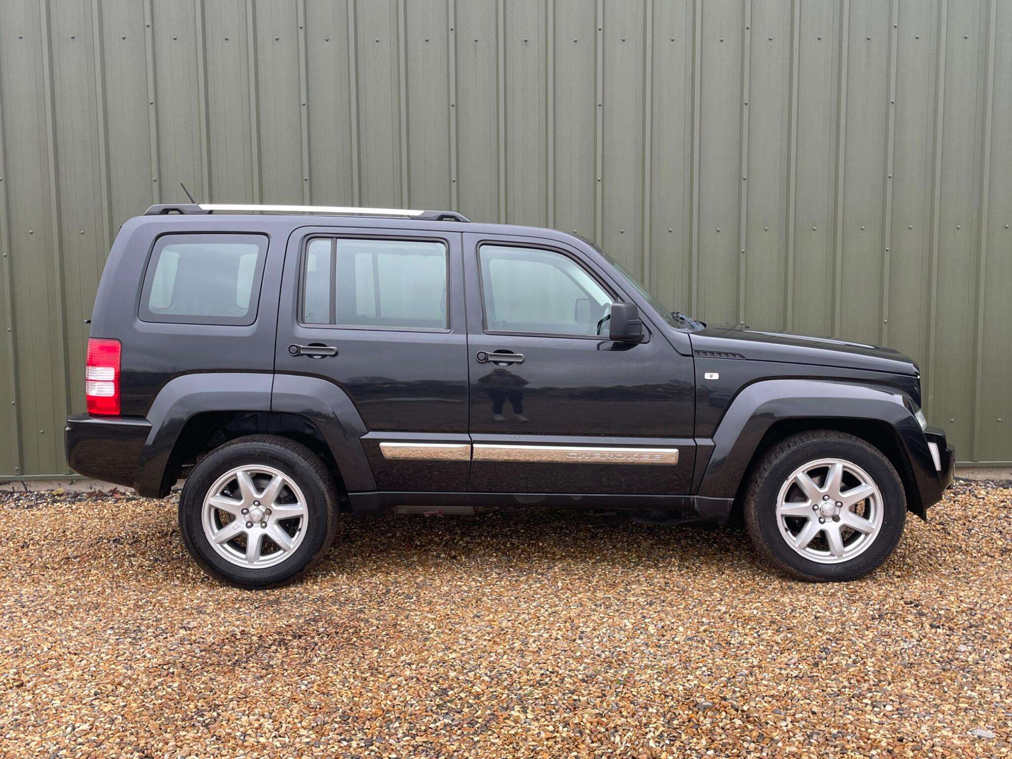 A 2010 JEEP CHEROKEE 2.8 TD Limited 4x4 5dr A 2010 JEEP CHEROKEE 2.8 TD Limited 4x4 5dr