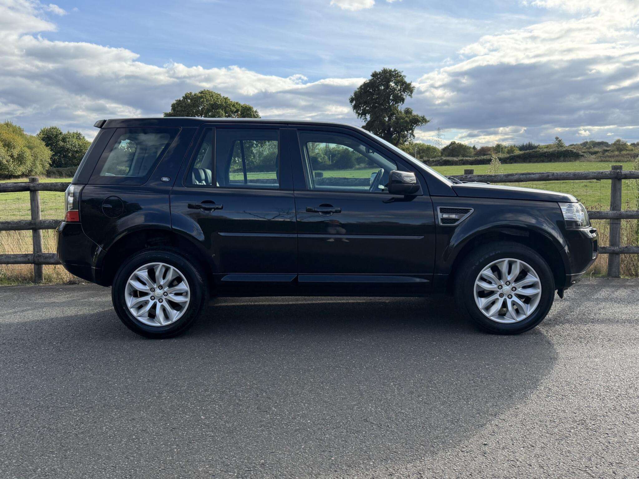 A 2014 LAND ROVER FREELANDER 2 2.2 TD4 SE 4WD Euro 5 (s/s) 5dr A 2014 LAND ROVER FREELANDER 2 2.2 TD4 SE 4WD Euro 5 (s/s) 5dr