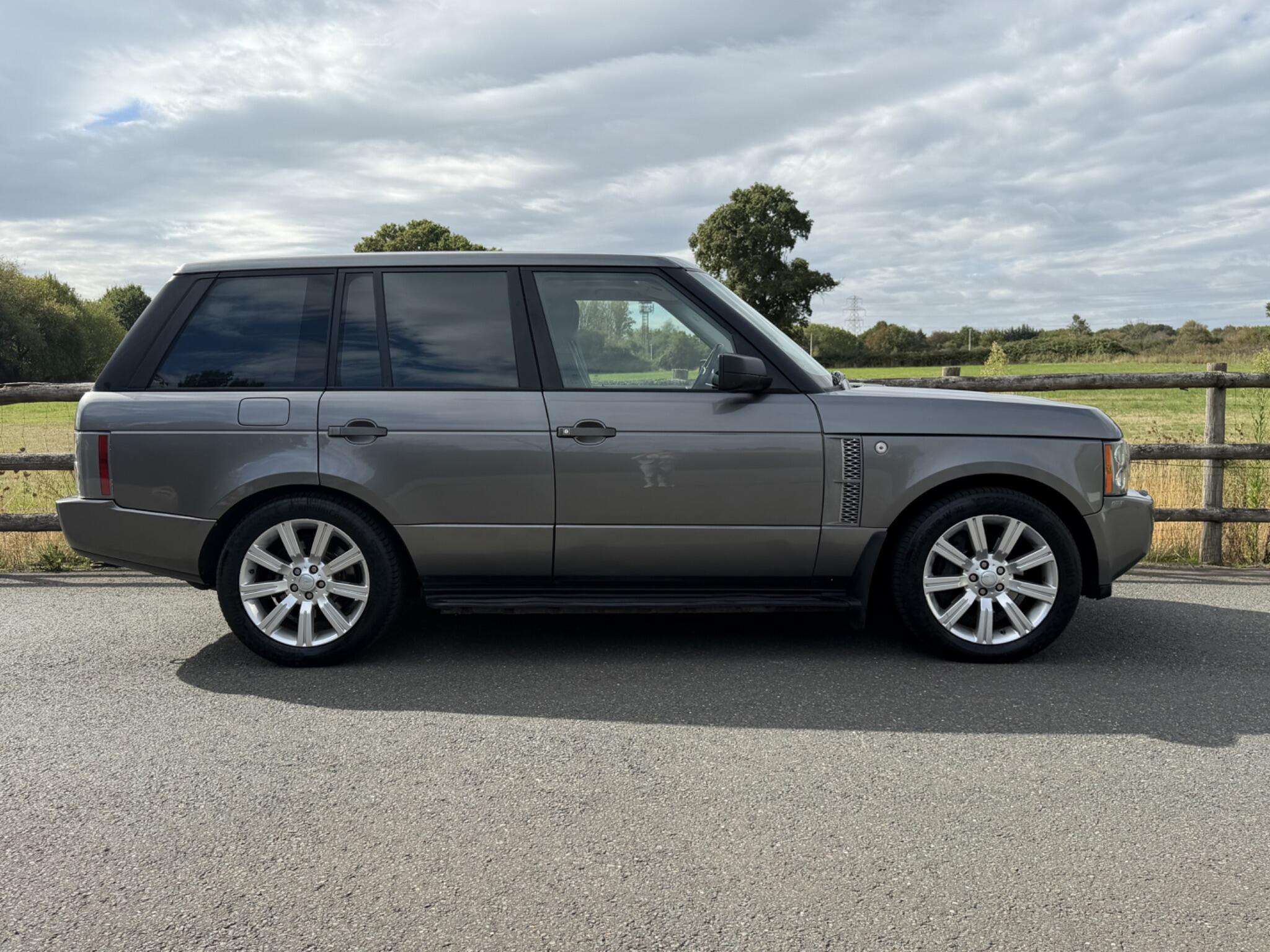A 2009 LAND ROVER RANGE ROVER 3.6 TD V8 Vogue SE Station Wagon 5dr A 2009 LAND ROVER RANGE ROVER 3.6 TD V8 Vogue SE Station Wagon 5dr