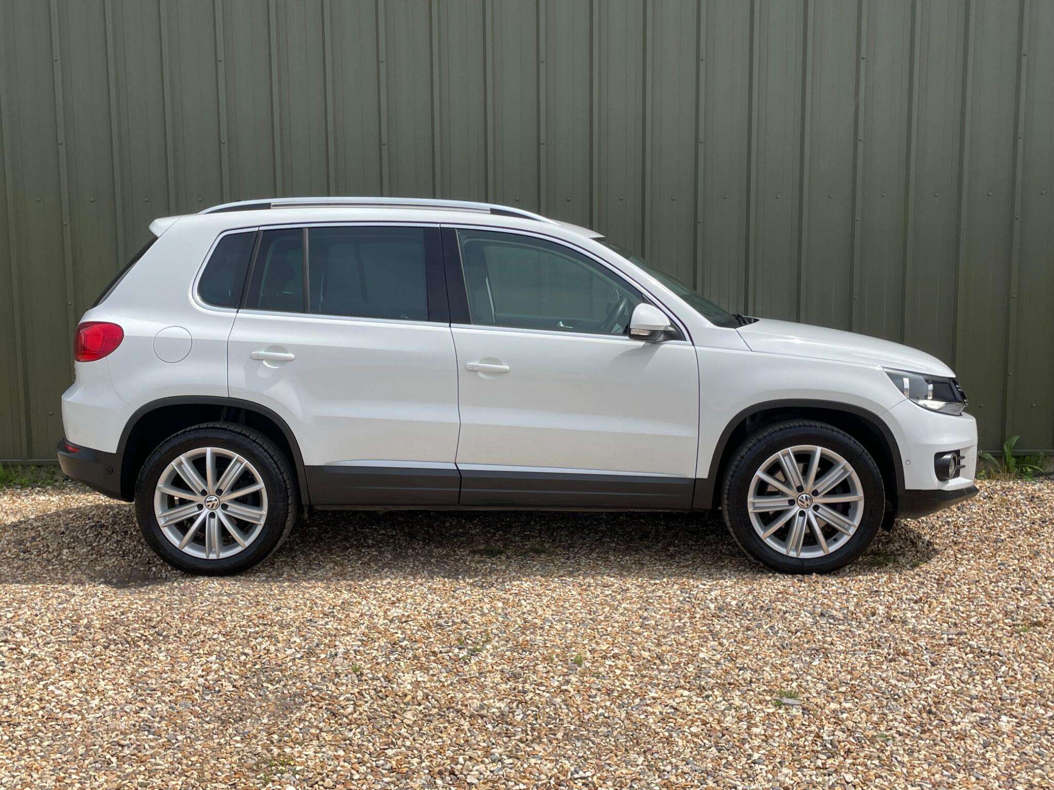 A 2016 VOLKSWAGEN TIGUAN 2.0 TDI BlueMotion Tech Match Edition DSG 4WD Euro 6 (s/s) 5dr A 2016 VOLKSWAGEN TIGUAN 2.0 TDI BlueMotion Tech Match Edition DSG 4WD Euro 6 (s/s) 5dr