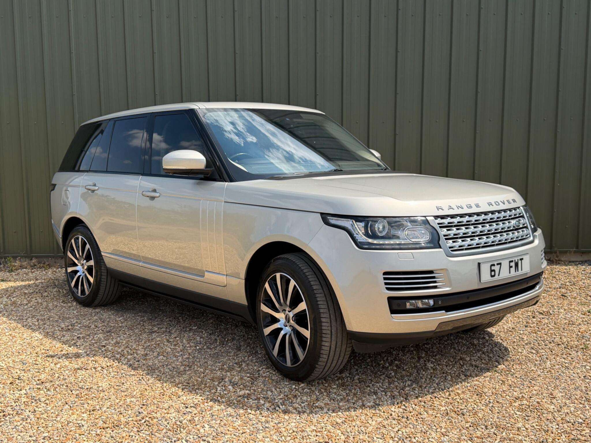 A 2014 LAND ROVER RANGE ROVER 4.4 SD V8 Vogue SE Auto 4WD Euro 5 5dr A 2014 LAND ROVER RANGE ROVER 4.4 SD V8 Vogue SE Auto 4WD Euro 5 5dr