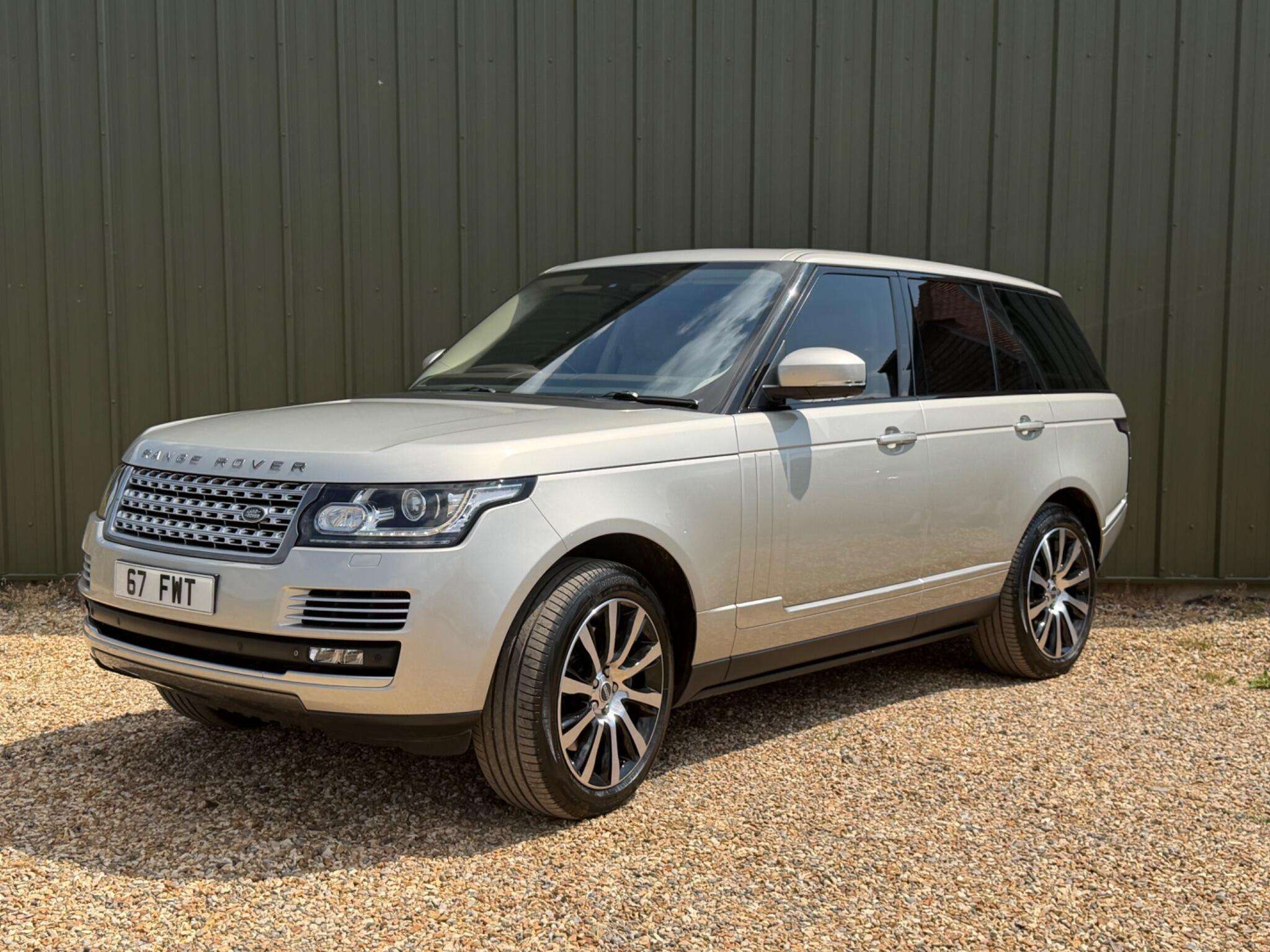 A 2014 LAND ROVER RANGE ROVER 4.4 SD V8 Vogue SE Auto 4WD Euro 5 5dr A 2014 LAND ROVER RANGE ROVER 4.4 SD V8 Vogue SE Auto 4WD Euro 5 5dr