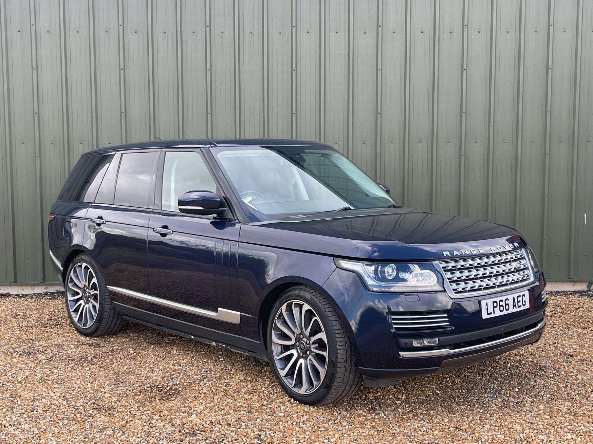 A 2016 LAND ROVER RANGE ROVER 4.4 SD V8 Autobiography Auto 4WD Euro 6 (s/s) 5dr A 2016 LAND ROVER RANGE ROVER 4.4 SD V8 Autobiography Auto 4WD Euro 6 (s/s) 5dr