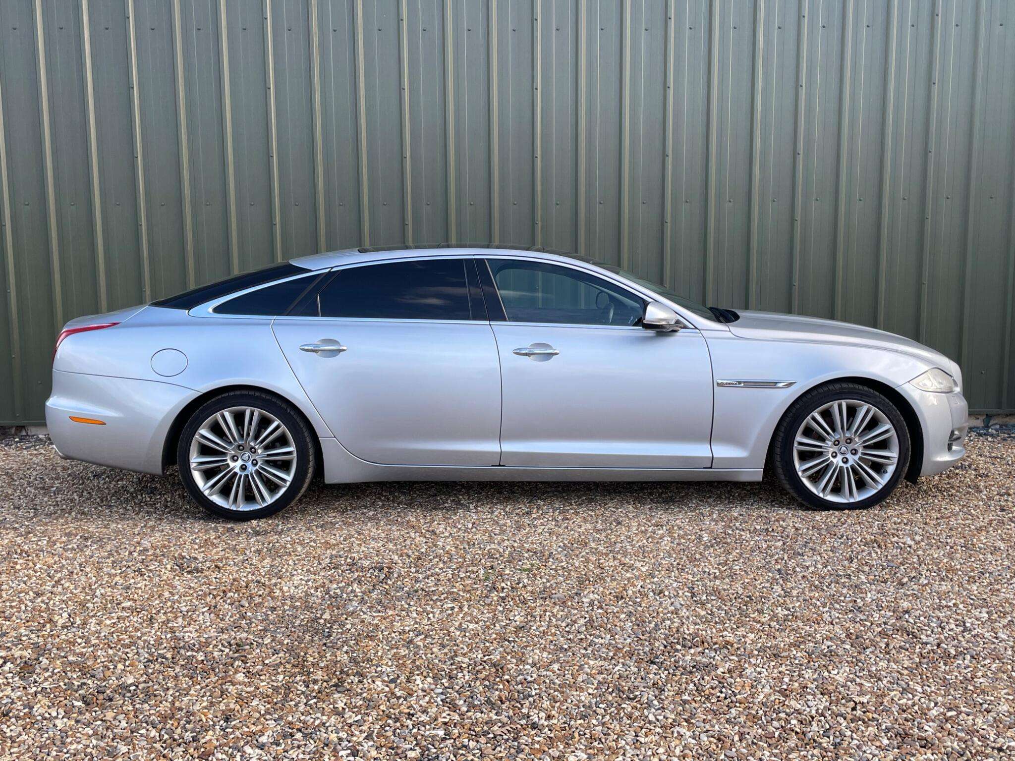 A 2010 JAGUAR XJ 5.0 V8 Portfolio Auto Euro 5 4dr (LWB) A 2010 JAGUAR XJ 5.0 V8 Portfolio Auto Euro 5 4dr (LWB)