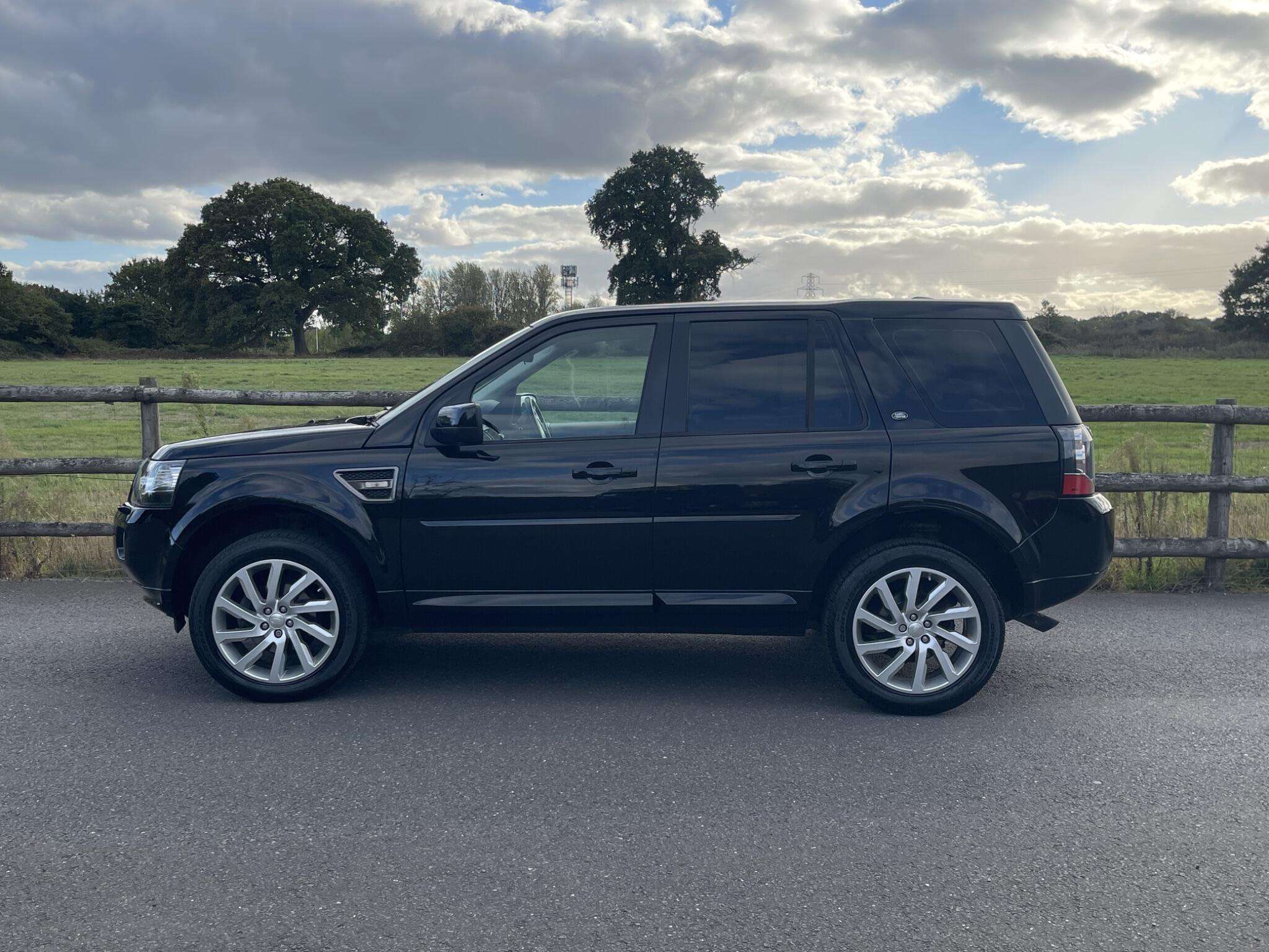 A 2014 LAND ROVER FREELANDER 2 2.2 TD4 SE Tech 4WD Euro 5 (s/s) 5dr A 2014 LAND ROVER FREELANDER 2 2.2 TD4 SE Tech 4WD Euro 5 (s/s) 5dr