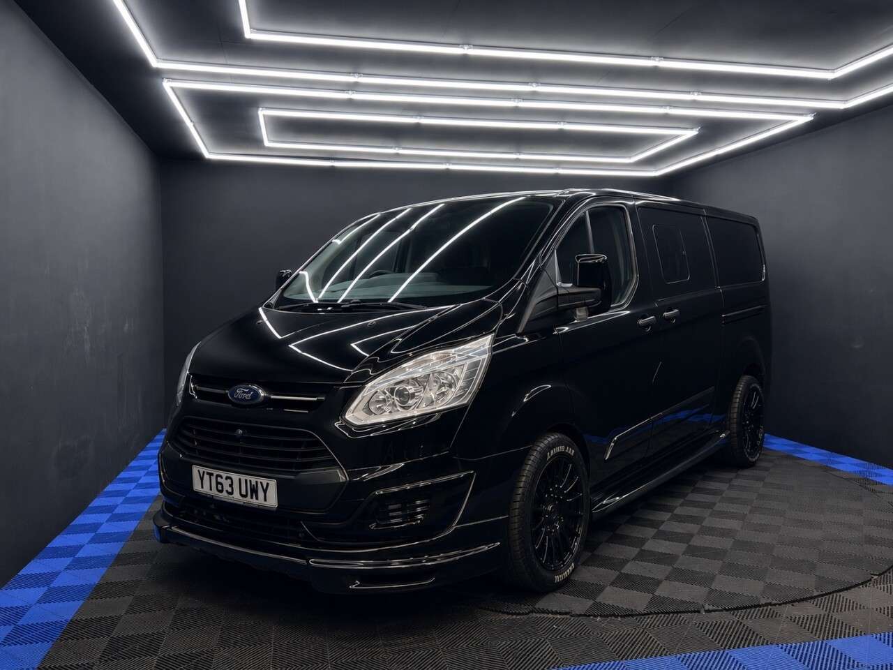A 2013 FORD TRANSIT CUSTOM 2.2 TDCi 290 Trend Combi Van 5dr Diesel Manual L1 H1 (191 g/km, 123 bhp) A 2013 FORD TRANSIT CUSTOM 2.2 TDCi 290 Trend Combi Van 5dr Diesel Manual L1 H1 (191 g/km, 123 bhp)