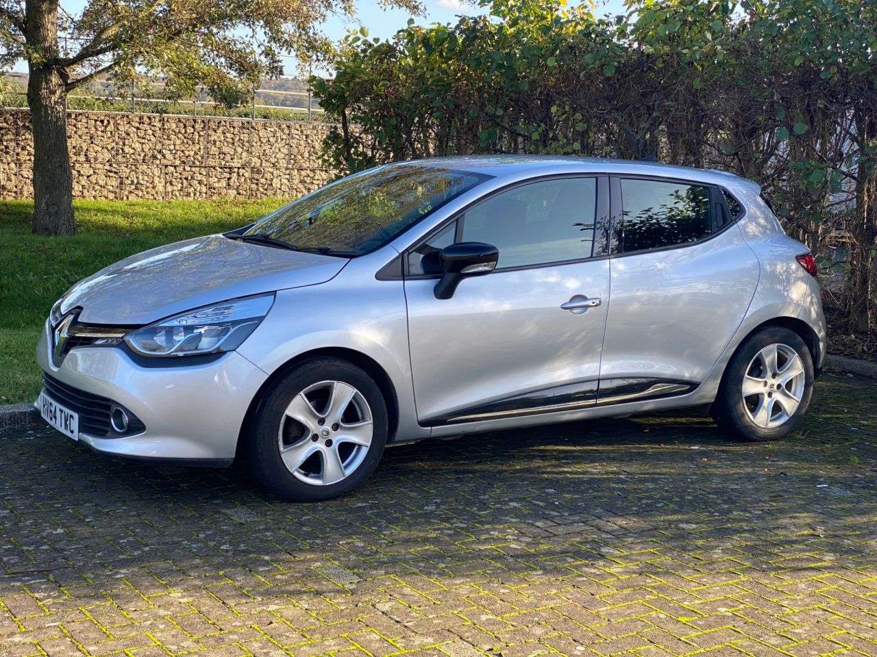 A 2014 RENAULT CLIO DYNAMIQUE MEDIANAV A 2014 RENAULT CLIO DYNAMIQUE MEDIANAV