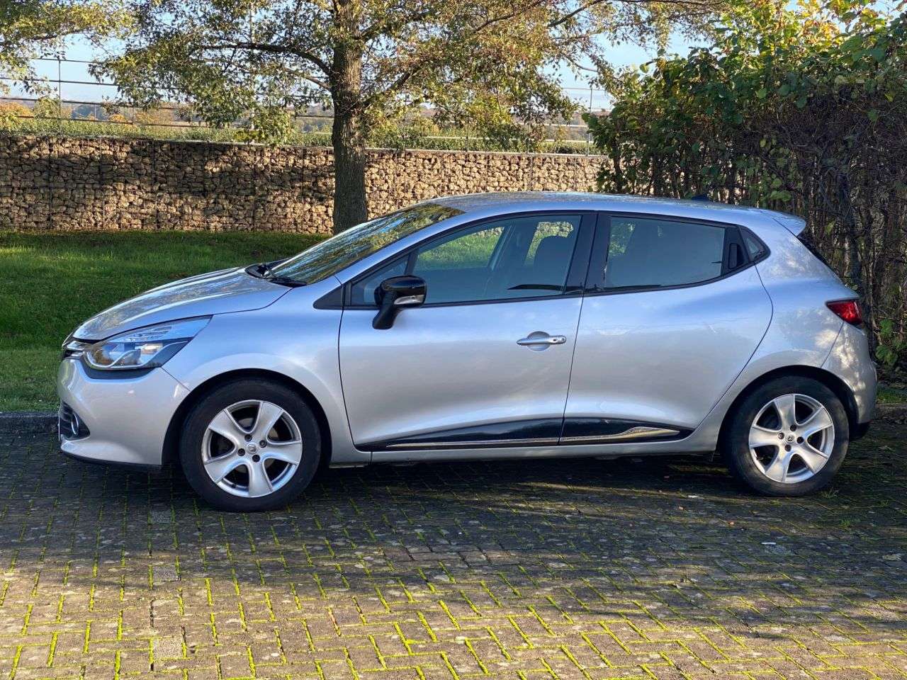 A 2014 RENAULT CLIO DYNAMIQUE MEDIANAV A 2014 RENAULT CLIO DYNAMIQUE MEDIANAV