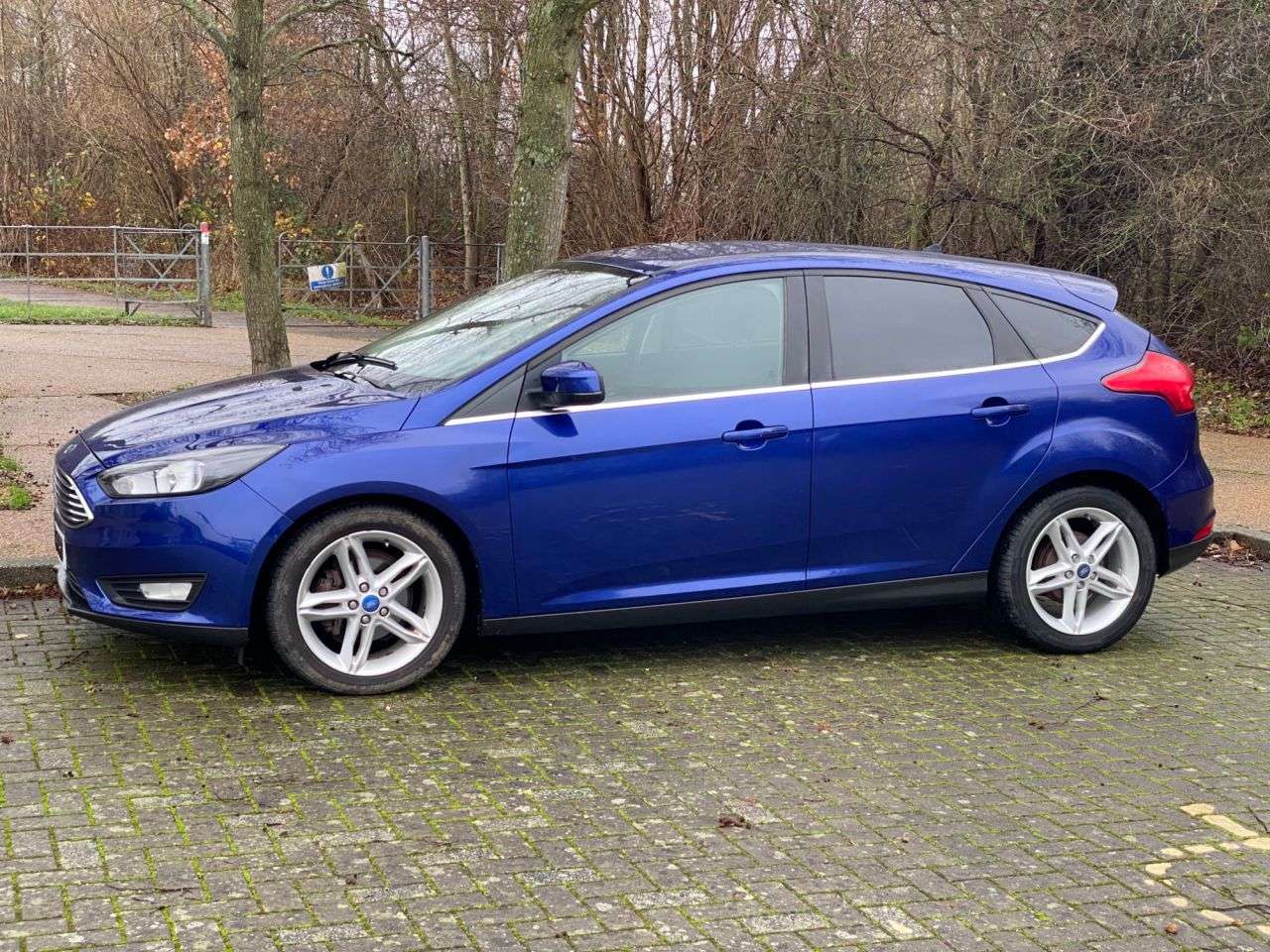 A 2015 FORD FOCUS 1.0T EcoBoost Zetec Hatchback 5dr Petrol Manual Euro 6 (s/s) (125 ps) A 2015 FORD FOCUS 1.0T EcoBoost Zetec Hatchback 5dr Petrol Manual Euro 6 (s/s) (125 ps)