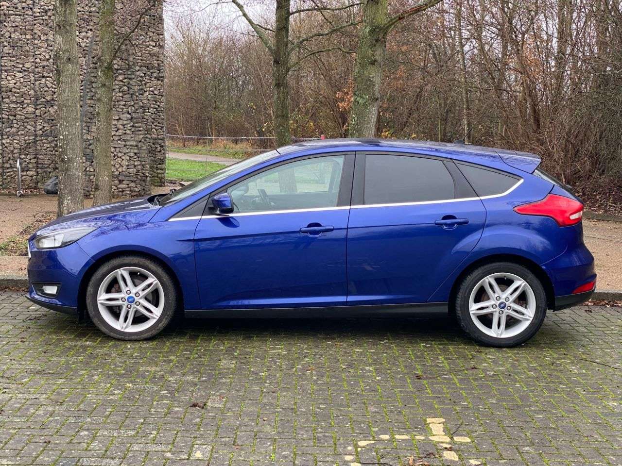 A 2015 FORD FOCUS 1.0T EcoBoost Zetec Hatchback 5dr Petrol Manual Euro 6 (s/s) (125 ps) A 2015 FORD FOCUS 1.0T EcoBoost Zetec Hatchback 5dr Petrol Manual Euro 6 (s/s) (125 ps)