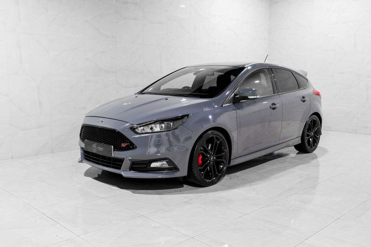 A 2017 FORD FOCUS 2.0T EcoBoost ST-3 Hatchback 5dr Petrol Manual Euro 6 (s/s) (250 ps) A 2017 FORD FOCUS 2.0T EcoBoost ST-3 Hatchback 5dr Petrol Manual Euro 6 (s/s) (250 ps)
