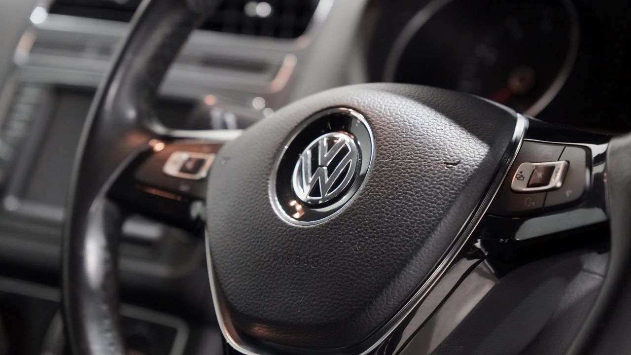 A 2015 VOLKSWAGEN POLO 1.2 TSI BlueMotion Tech SE Hatchback 3dr Petrol Manual Euro 6 (s/s) (90 ps) A 2015 VOLKSWAGEN POLO 1.2 TSI BlueMotion Tech SE Hatchback 3dr Petrol Manual Euro 6 (s/s) (90 ps)