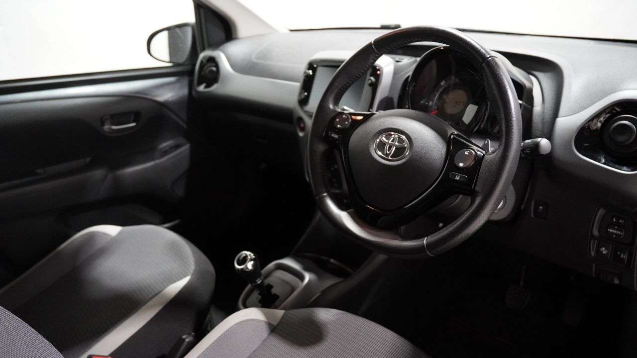 A 2021 TOYOTA AYGO 1.0 VVT-i x-play Hatchback 5dr Petrol x-shift Euro 6 (Safety Sense) (71 ps) A 2021 TOYOTA AYGO 1.0 VVT-i x-play Hatchback 5dr Petrol x-shift Euro 6 (Safety Sense) (71 ps)