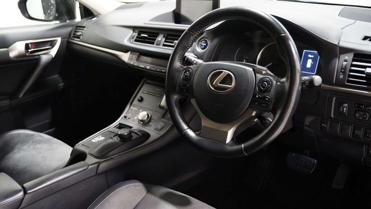 A 2017 LEXUS CT 1.8 200h Luxury Hatchback 5dr Petrol Hybrid CVT Euro 6 (s/s) (136 ps) Servi A 2017 LEXUS CT 1.8 200h Luxury Hatchback 5dr Petrol Hybrid CVT Euro 6 (s/s) (136 ps) Servi
