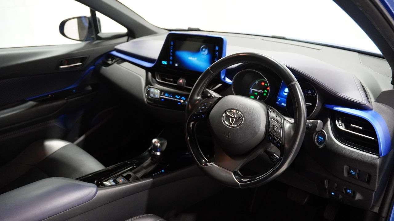 A 2017 TOYOTA C-HR 1.8 VVT-h Dynamic SUV 5dr Petrol Hybrid CVT Euro 6 (s/s) (122 ps) A 2017 TOYOTA C-HR 1.8 VVT-h Dynamic SUV 5dr Petrol Hybrid CVT Euro 6 (s/s) (122 ps)