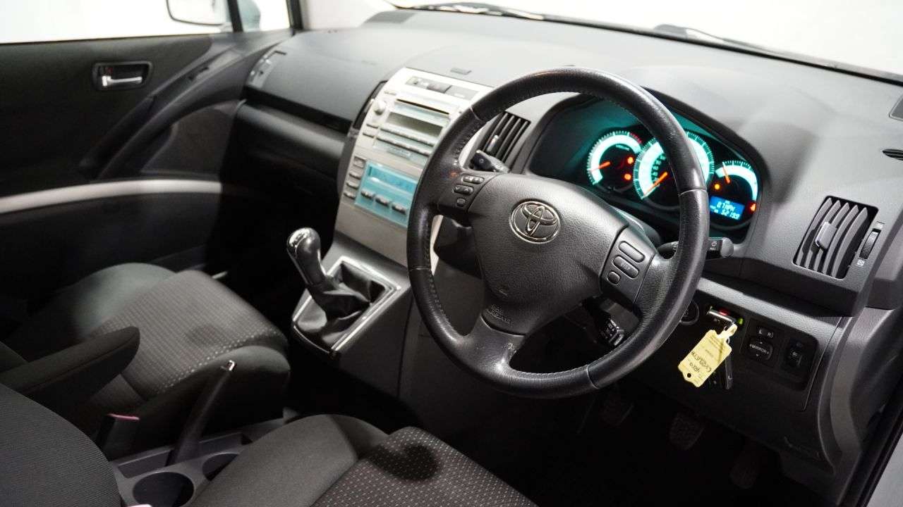 A 2009 TOYOTA COROLLA VERSO 2.2 D-4D SR MPV 5dr Diesel Manual (167 g/km, 134 bhp) A 2009 TOYOTA COROLLA VERSO 2.2 D-4D SR MPV 5dr Diesel Manual (167 g/km, 134 bhp)