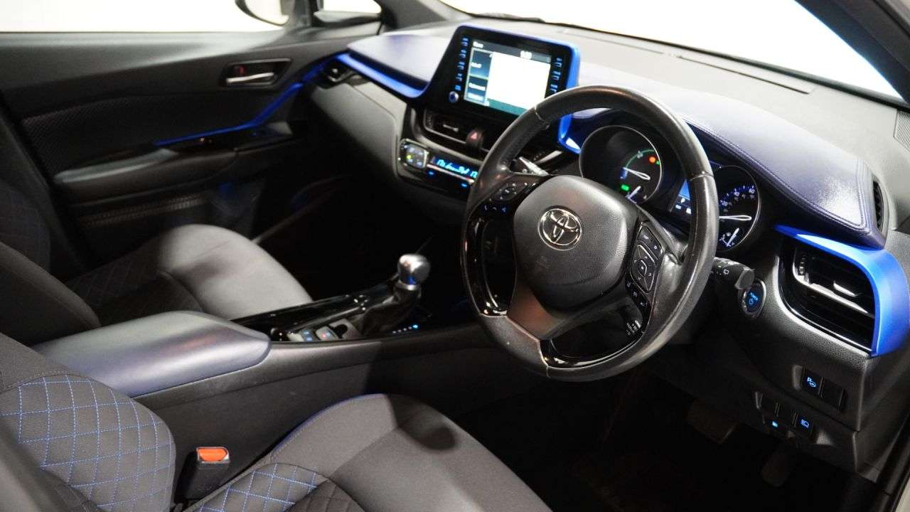 A 2020 TOYOTA C-HR 1.8 VVT-h Dynamic SUV 5dr Petrol Hybrid CVT Euro 6 (s/s) (122 ps) Sat-Nav+S A 2020 TOYOTA C-HR 1.8 VVT-h Dynamic SUV 5dr Petrol Hybrid CVT Euro 6 (s/s) (122 ps) Sat-Nav+S