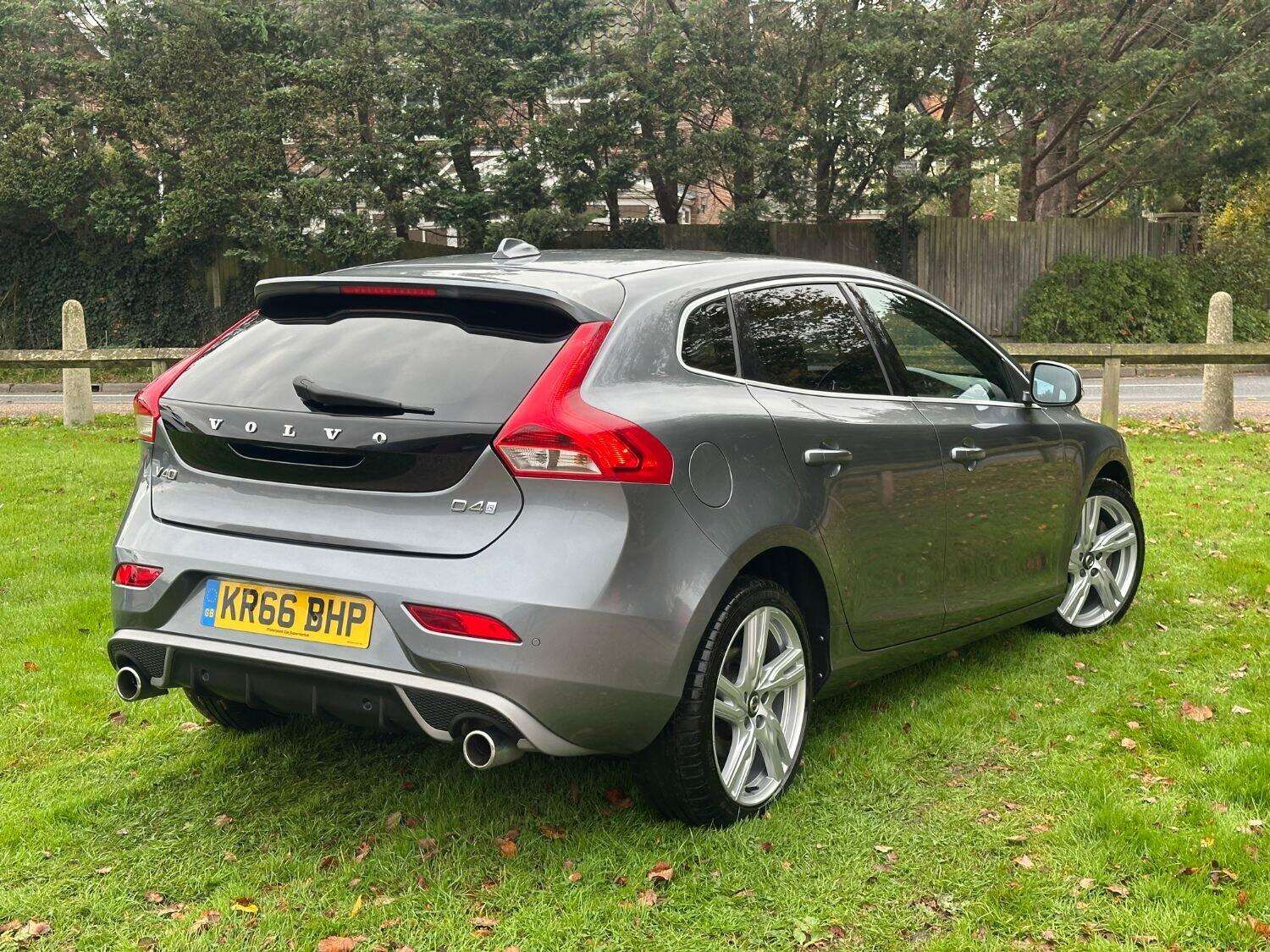 2016 VOLVO V40 2016 VOLVO V40