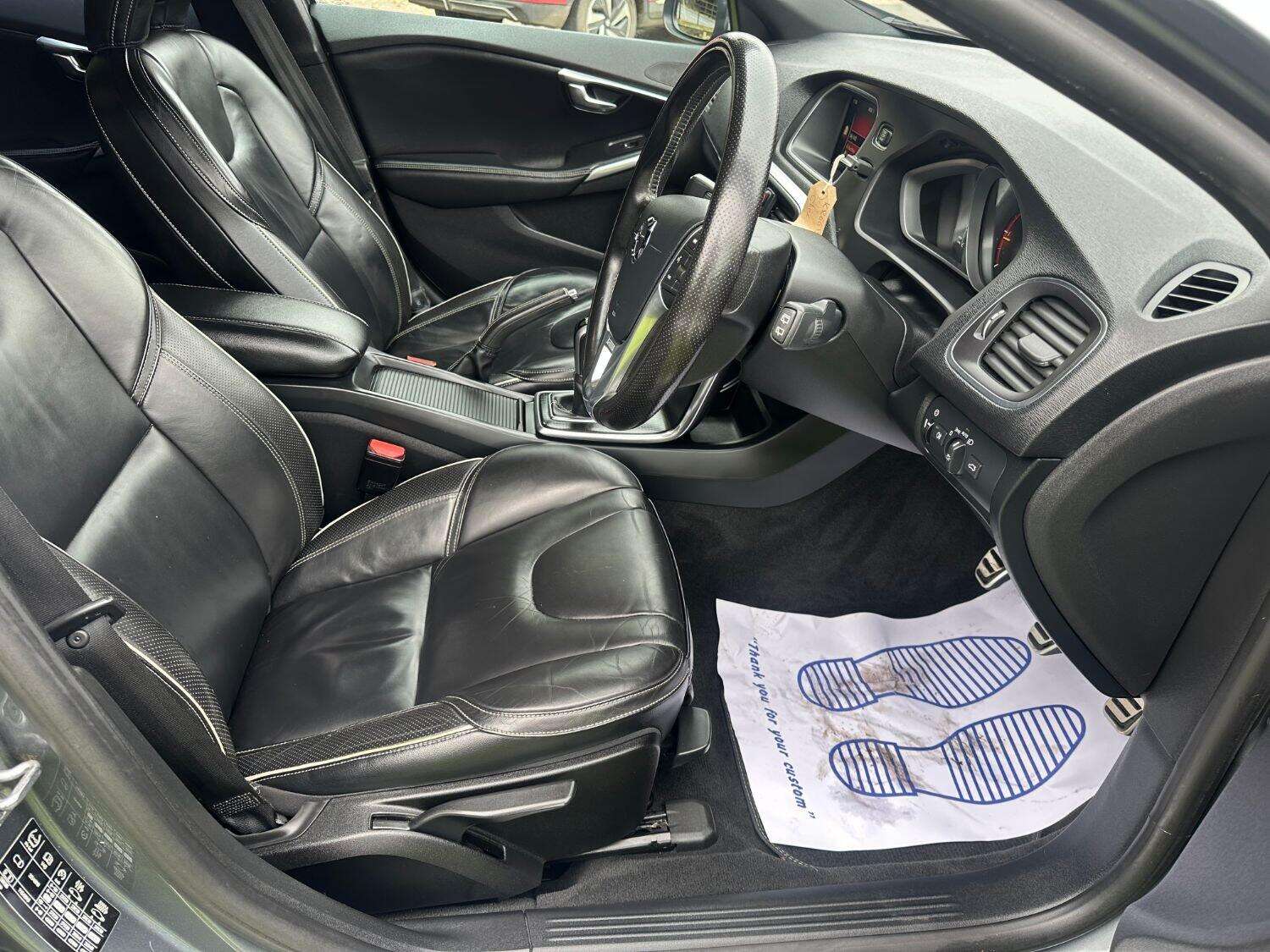 2016 VOLVO V40 2016 VOLVO V40