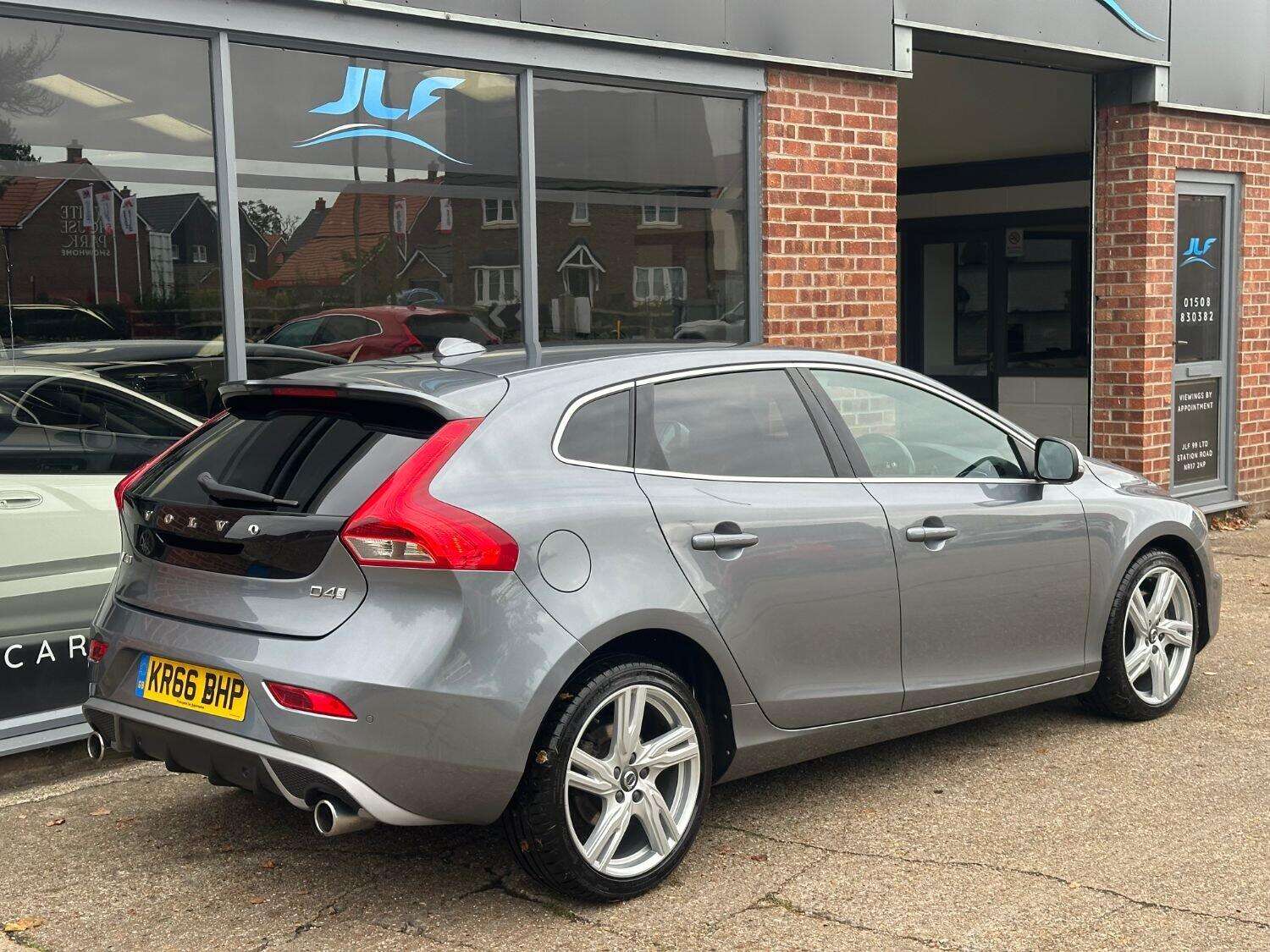 2016 VOLVO V40 2016 VOLVO V40