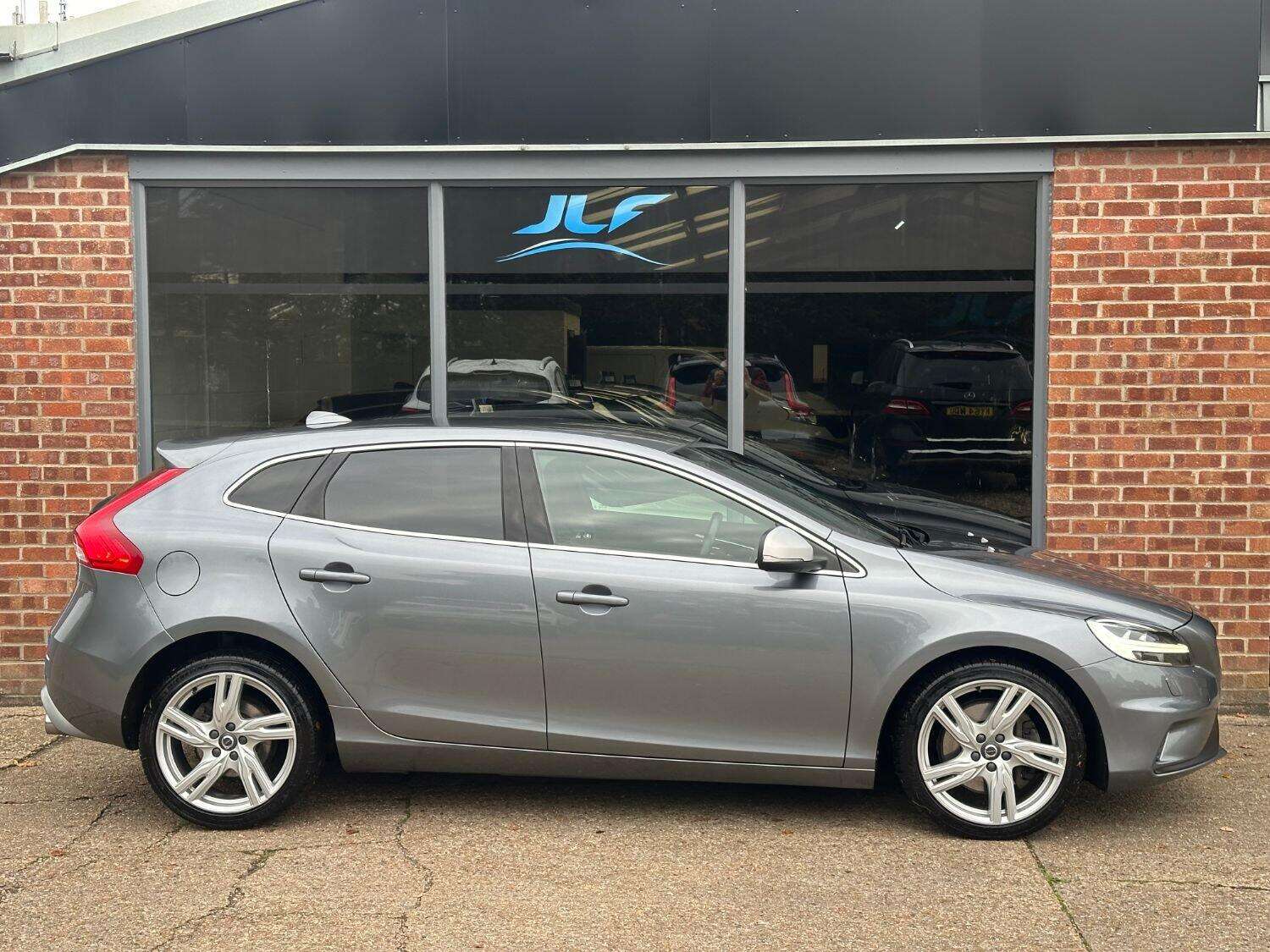 2016 VOLVO V40 2016 VOLVO V40